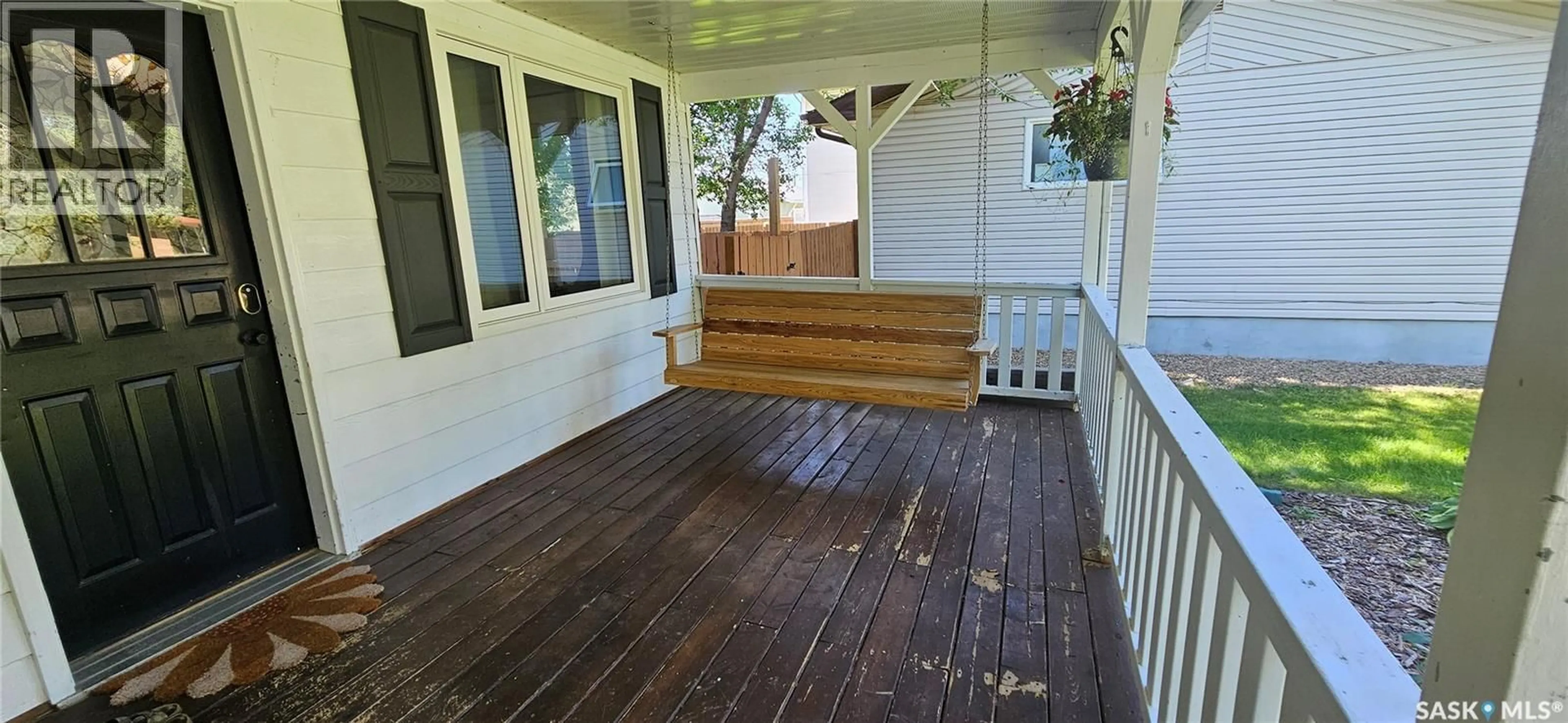 Patio, street for 1132 SIDNEY STREET E, Swift Current Saskatchewan S9H1T9
