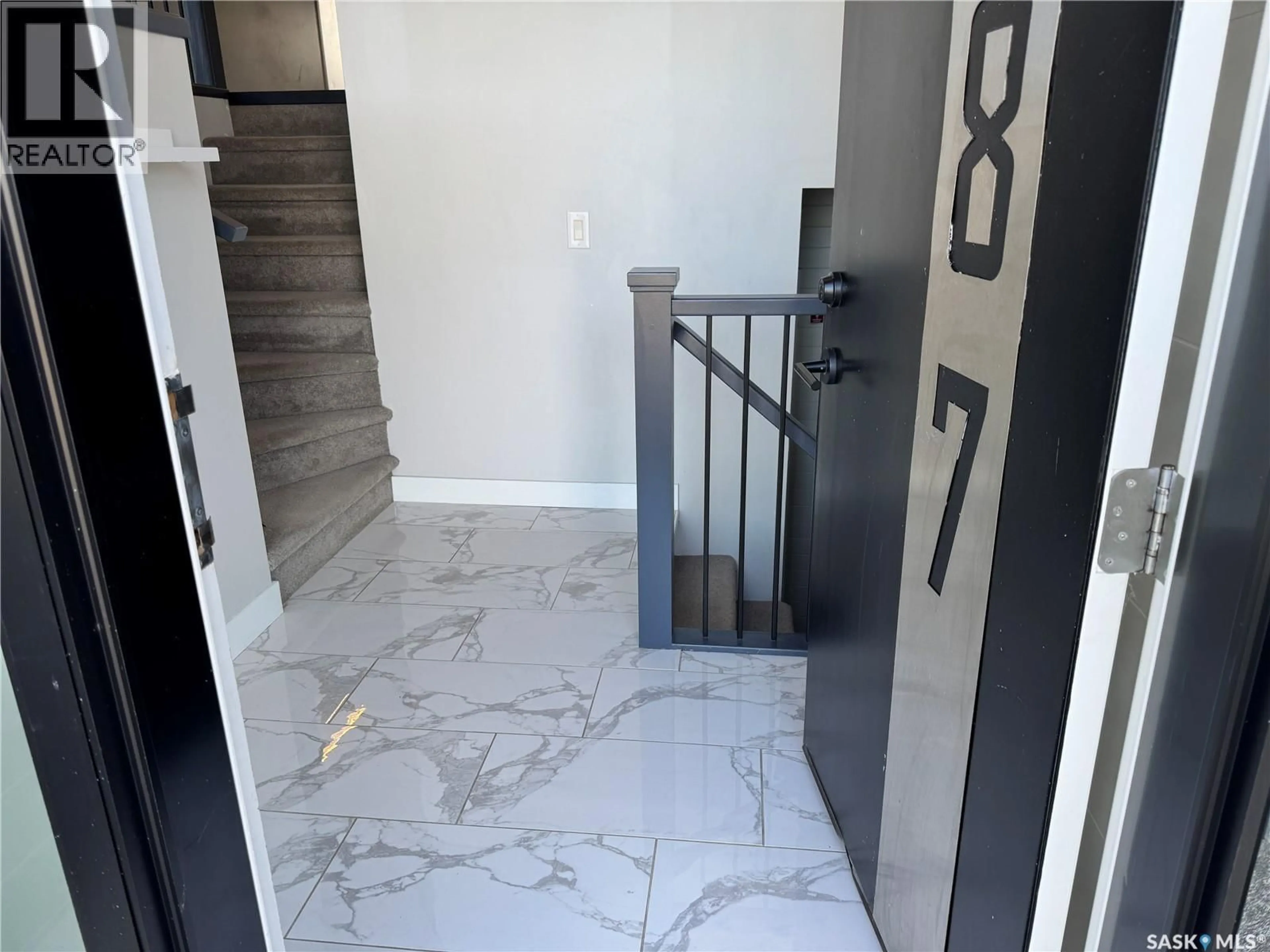 Indoor foyer for 587 KLOPPENBURG CRESCENT, Saskatoon Saskatchewan S7W0P1