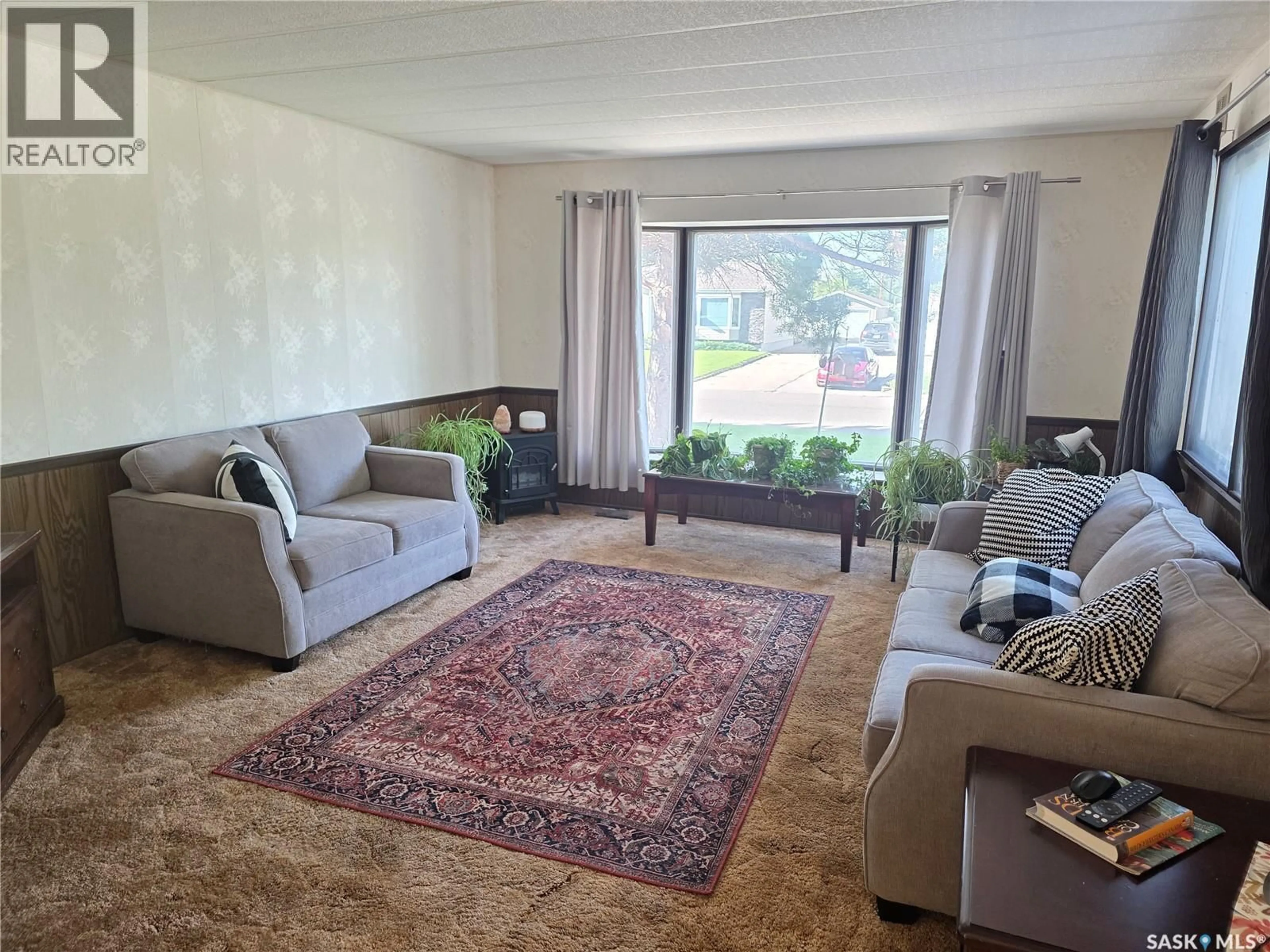 Living room with furniture, carpet floor for 423 PARK AVENUE, Outlook Saskatchewan S0L2N0