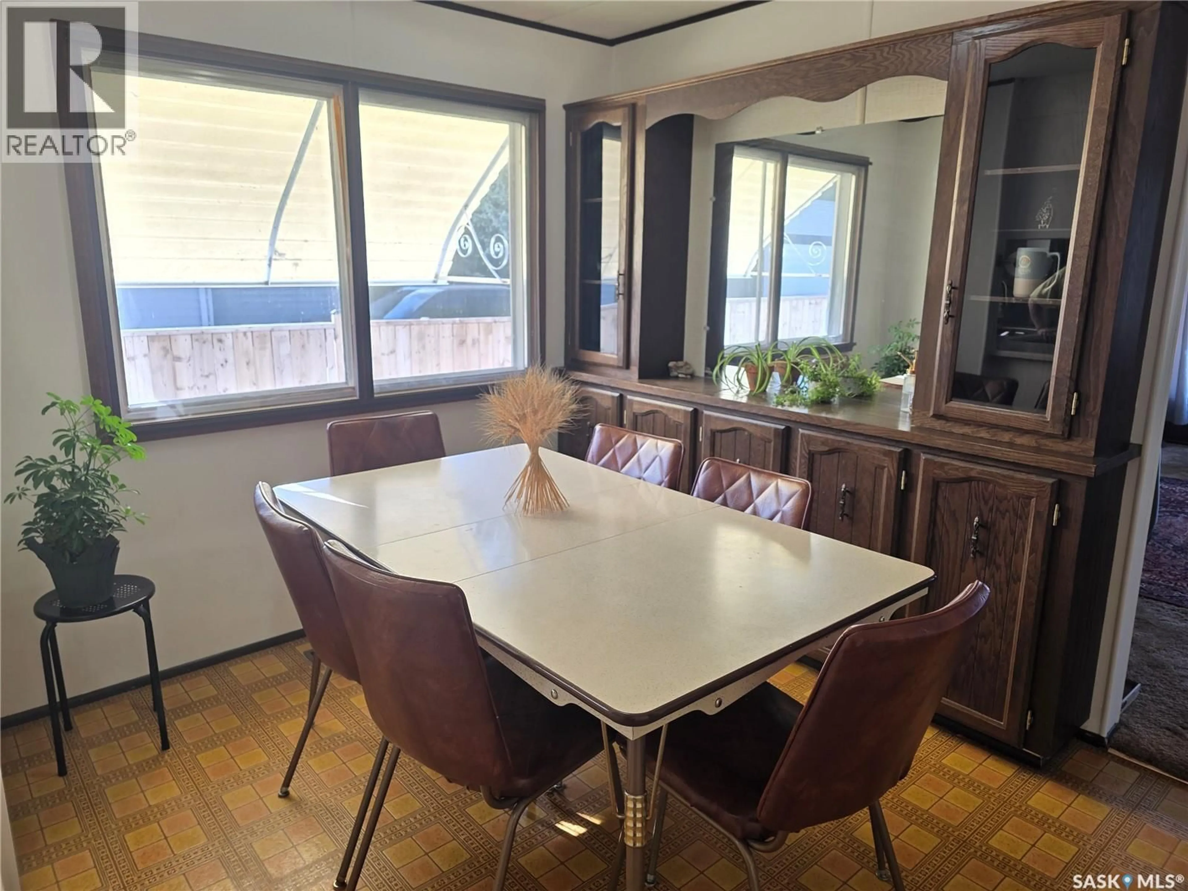 Dining room, wood/laminate floor for 423 PARK AVENUE, Outlook Saskatchewan S0L2N0