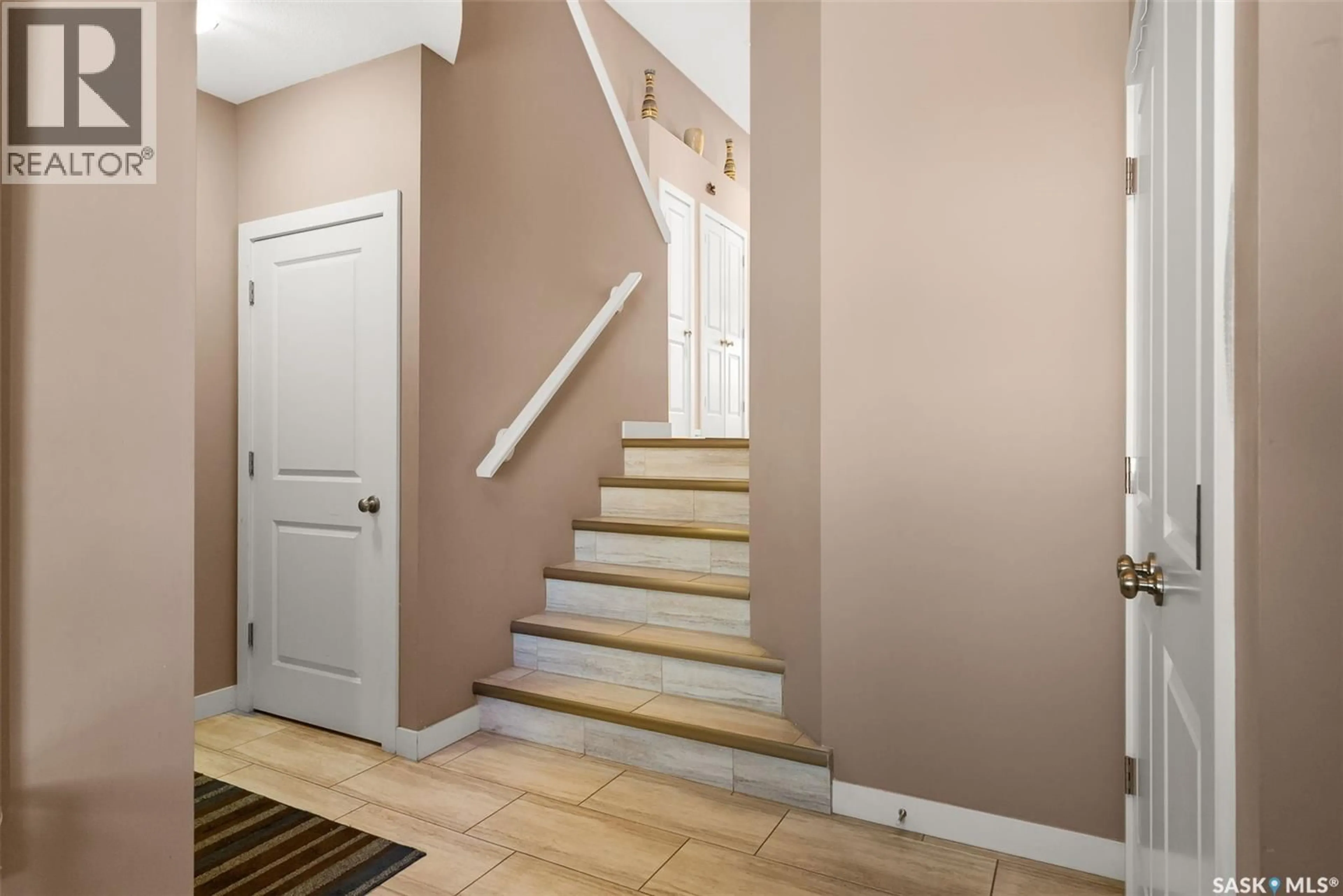 Indoor entryway for 4149 ALTON CRESCENT, Regina Saskatchewan S4W0G7