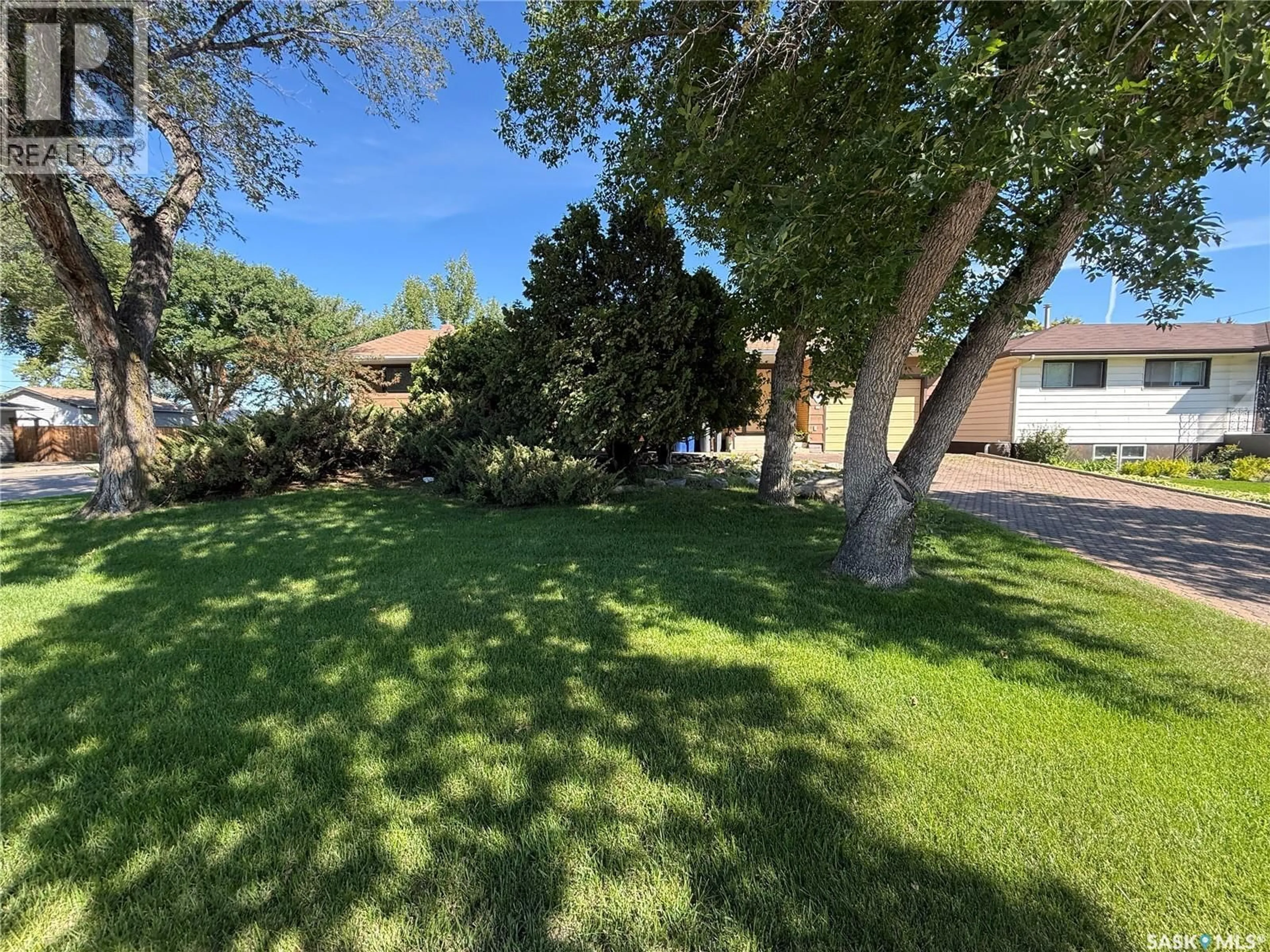 A pic from outside/outdoor area/front of a property/back of a property/a pic from drone, street for 2510 29TH STREET, Saskatoon Saskatchewan S7L0N7
