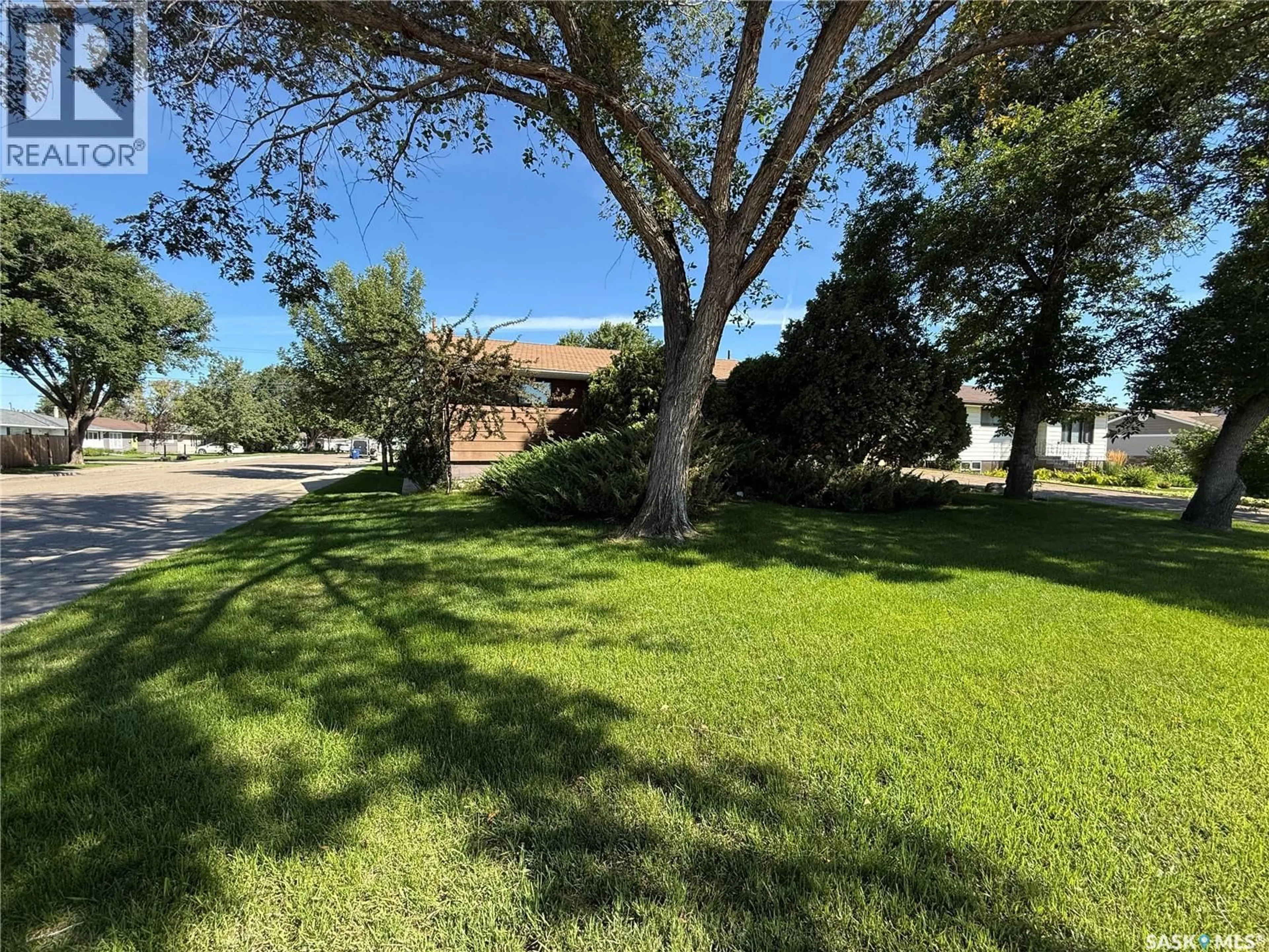 A pic from outside/outdoor area/front of a property/back of a property/a pic from drone, street for 2510 29TH STREET, Saskatoon Saskatchewan S7L0N7