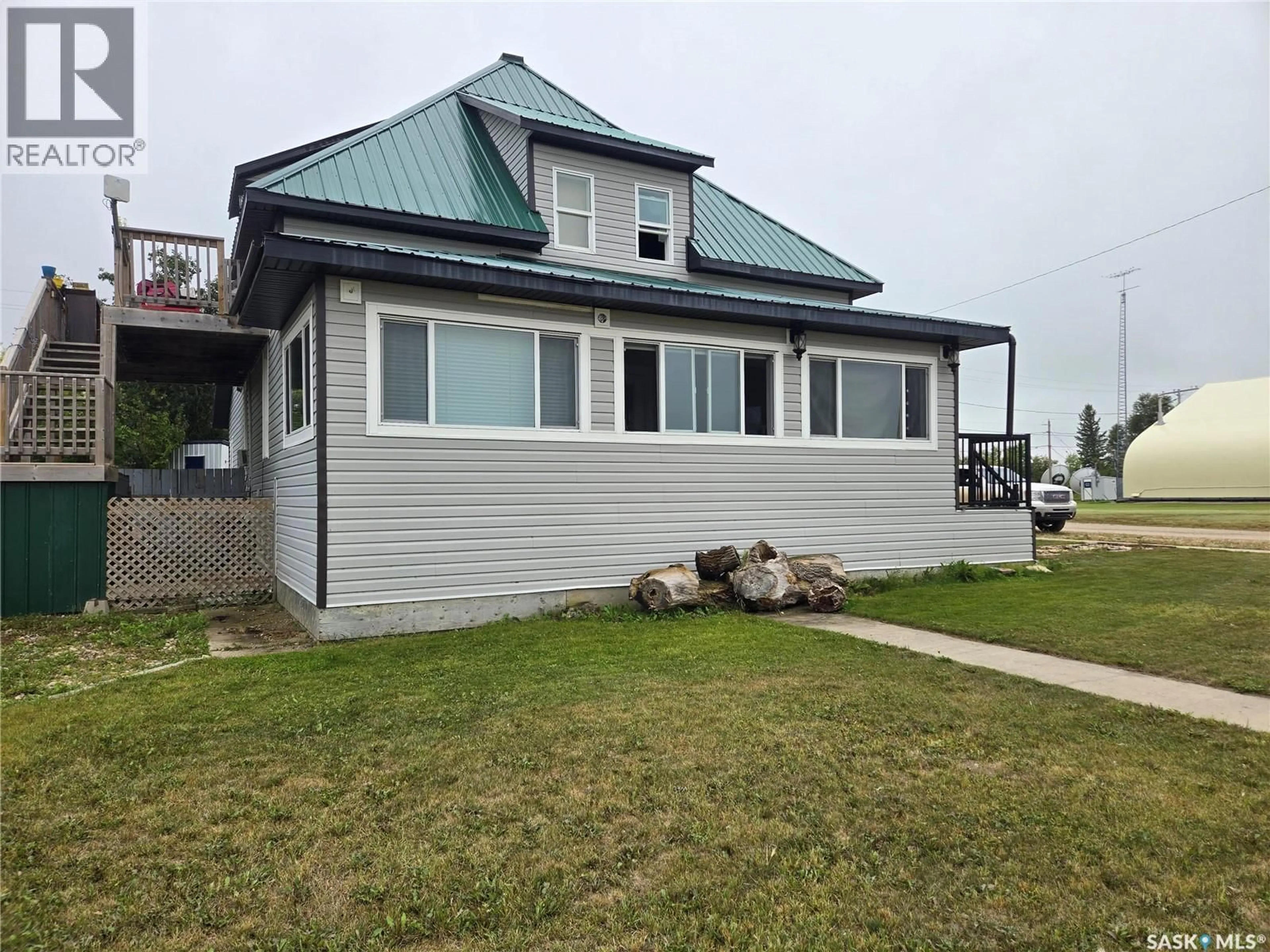 Home with vinyl exterior material, unknown for 707 RAILWAY AVENUE, Neudorf Saskatchewan S0A2T0