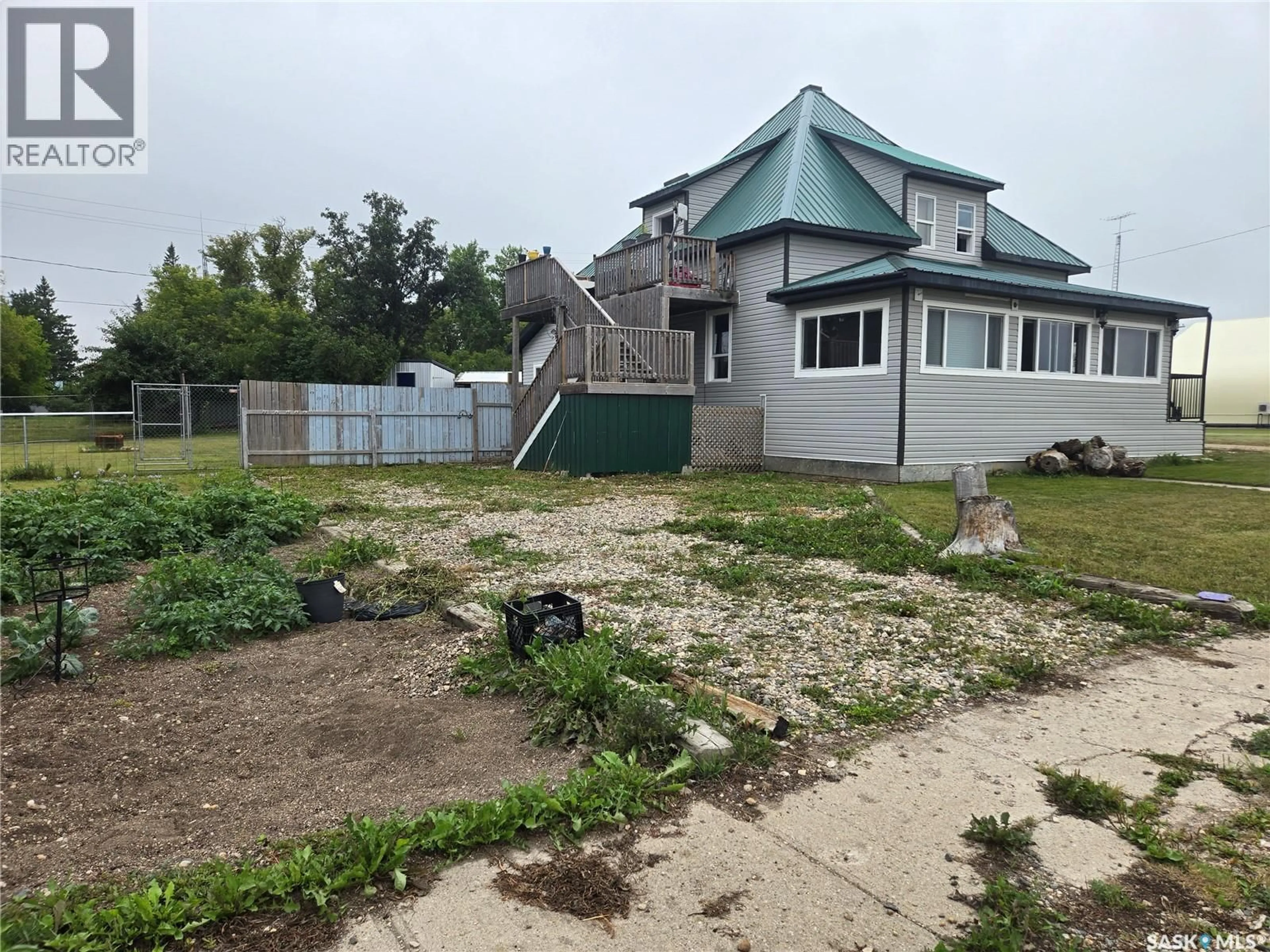 A pic from outside/outdoor area/front of a property/back of a property/a pic from drone, building for 707 RAILWAY AVENUE, Neudorf Saskatchewan S0A2T0