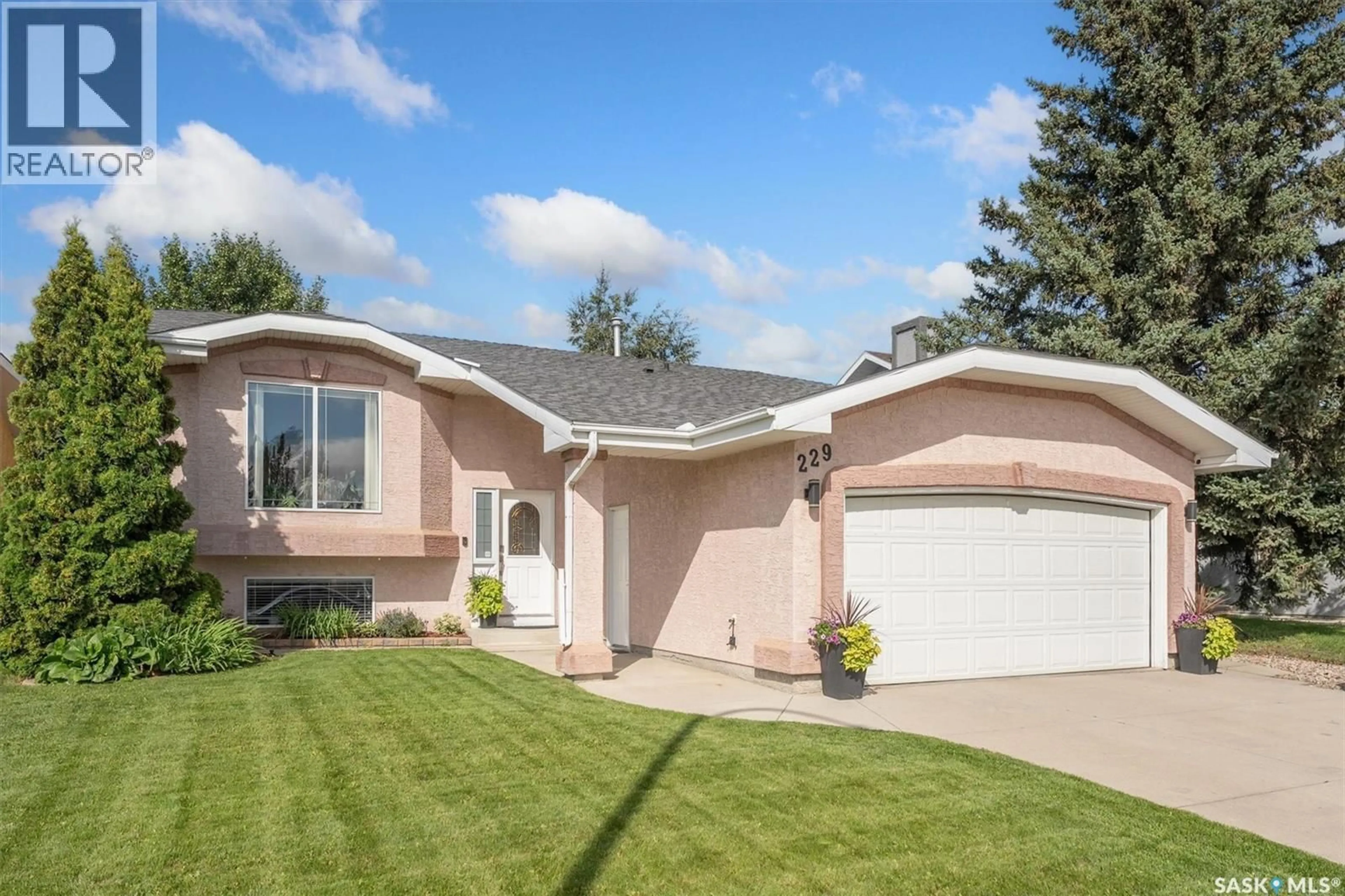Home with vinyl exterior material, street for 229 1ST AVENUE N, Warman Saskatchewan S0K4S0