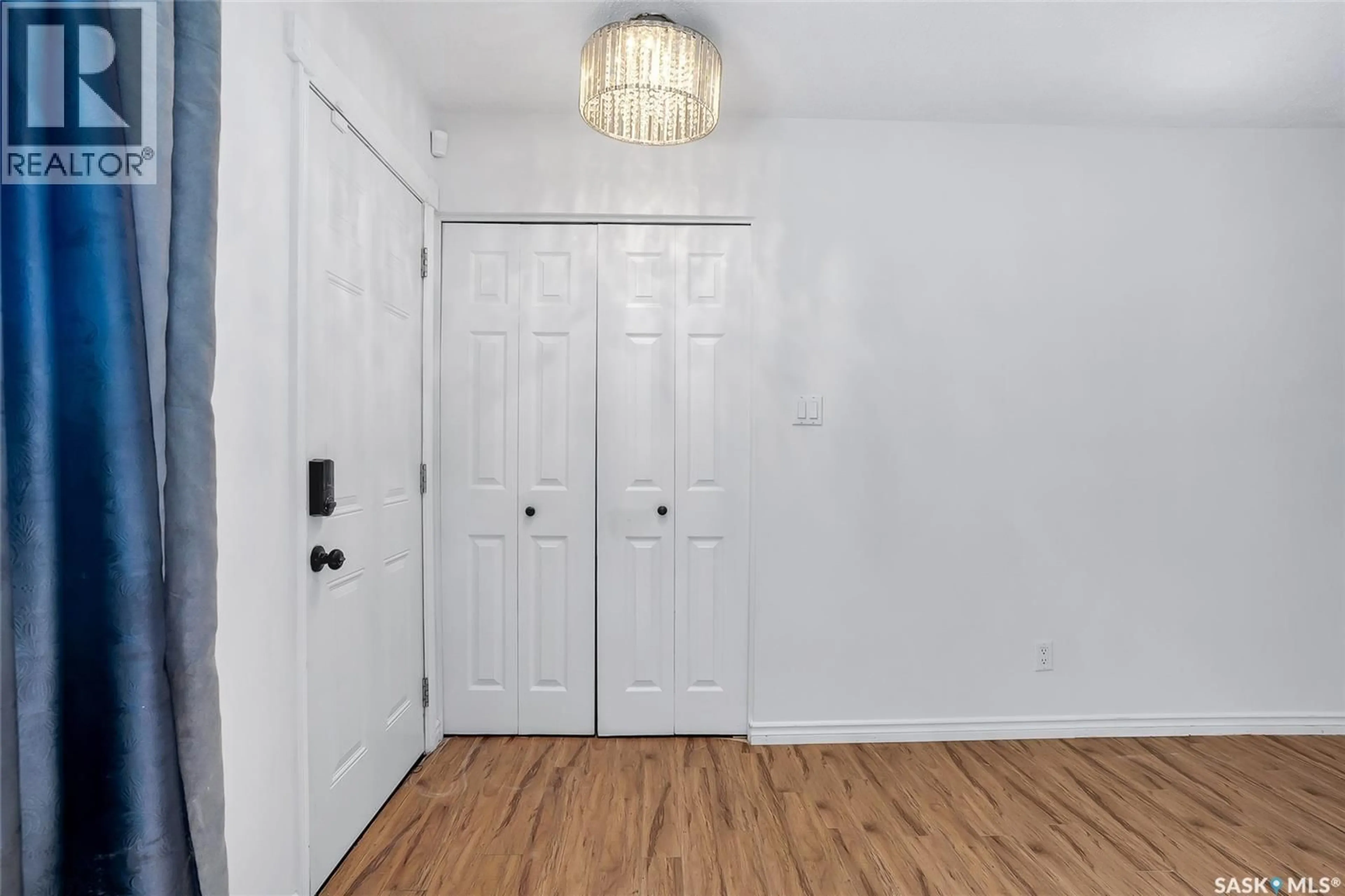 Indoor entryway for 42 DOMINION CRESCENT, Saskatoon Saskatchewan S7L4N7