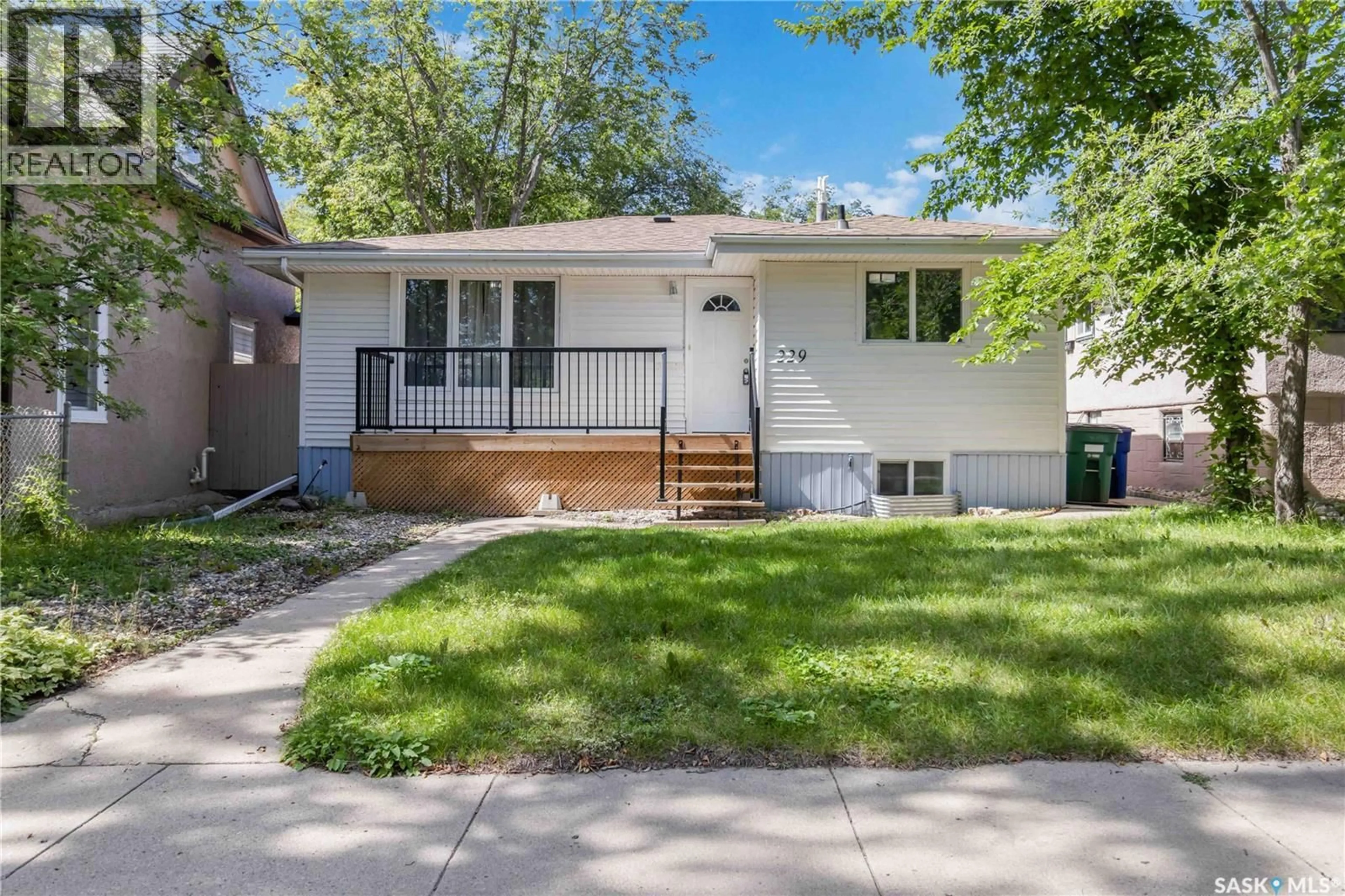 Home with vinyl exterior material, street for 229 E AVENUE, Saskatoon Saskatchewan S7L1R6