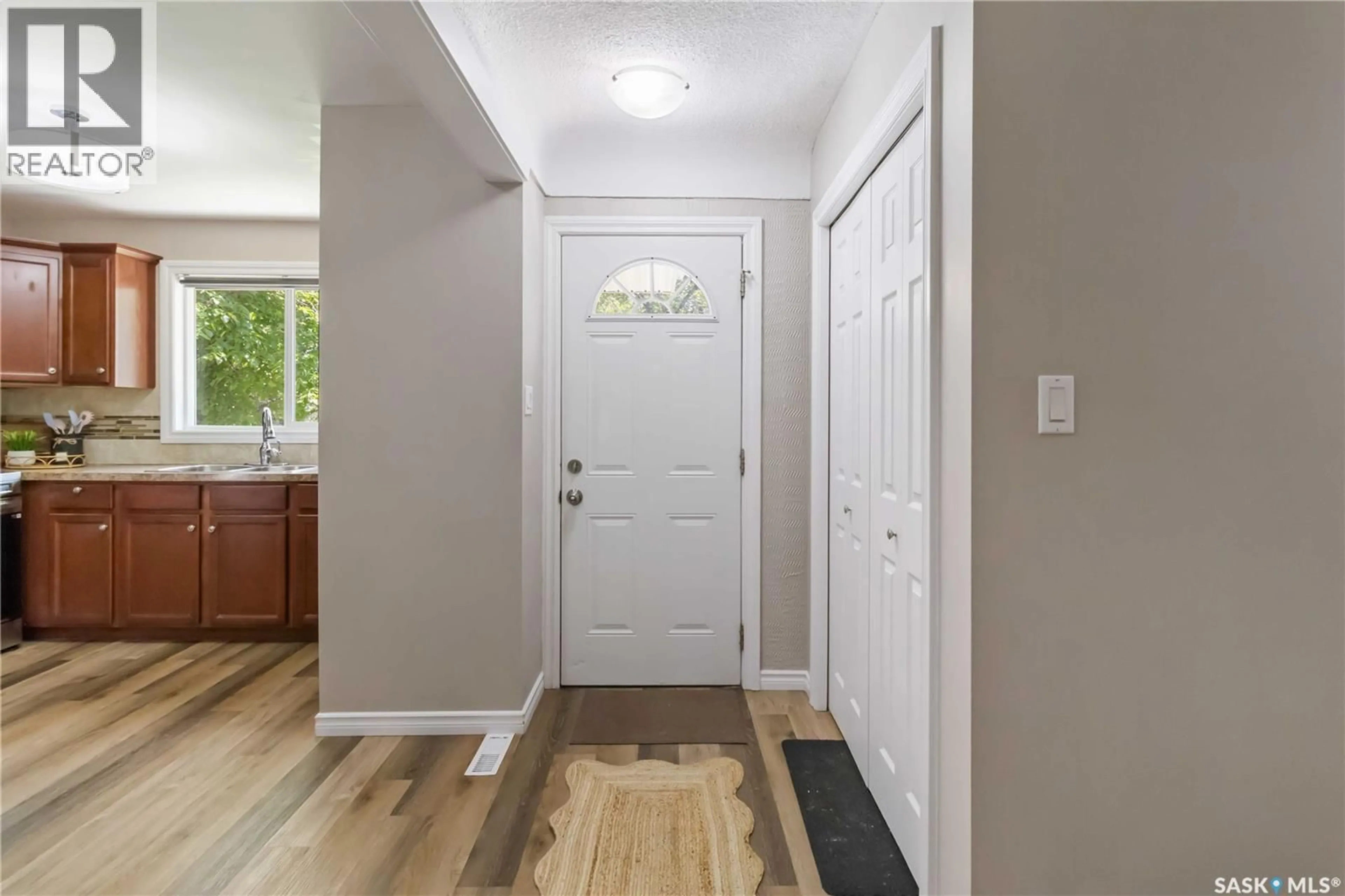 Indoor entryway for 229 E AVENUE, Saskatoon Saskatchewan S7L1R6