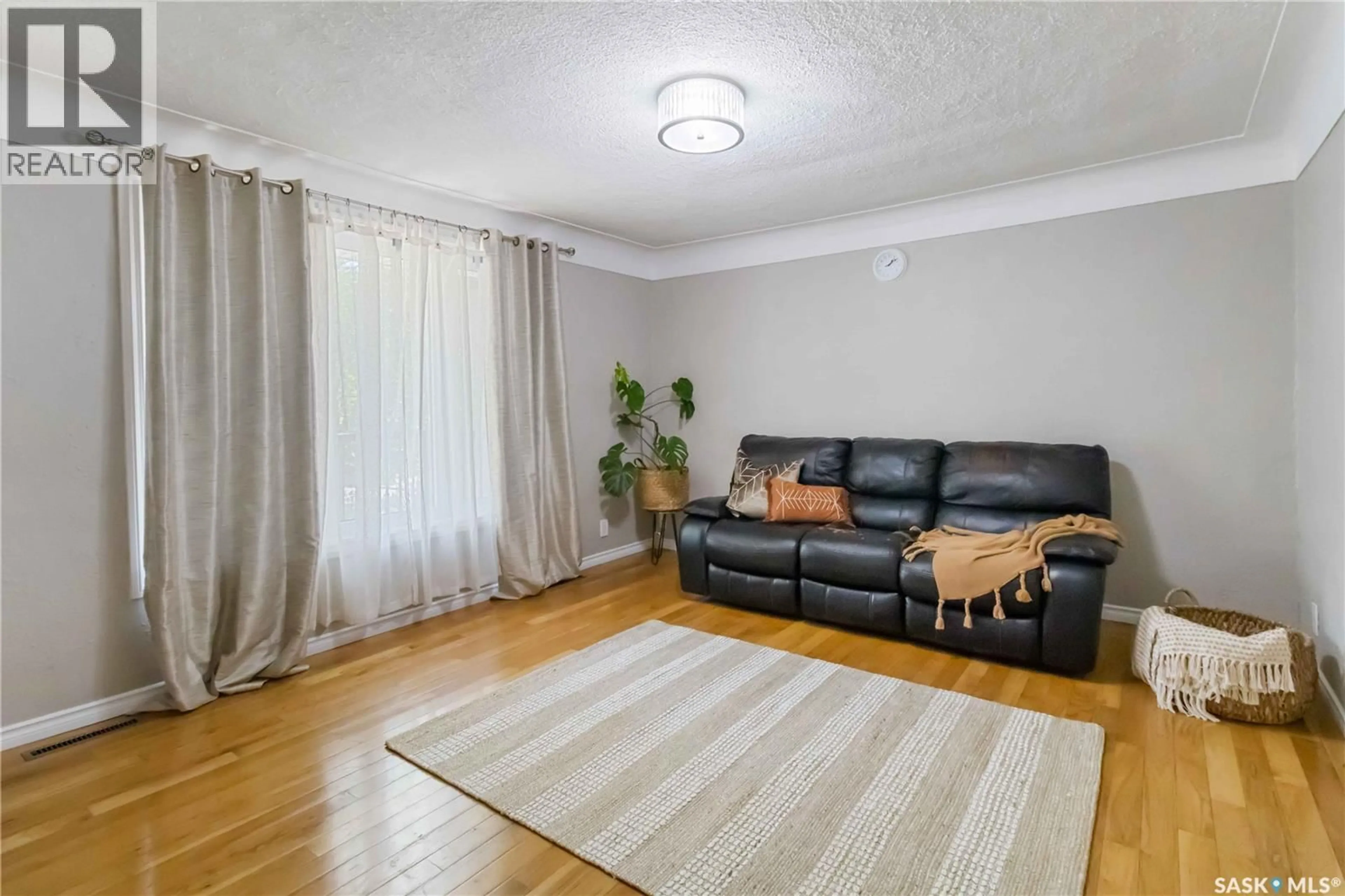Living room with furniture, unknown for 229 E AVENUE, Saskatoon Saskatchewan S7L1R6