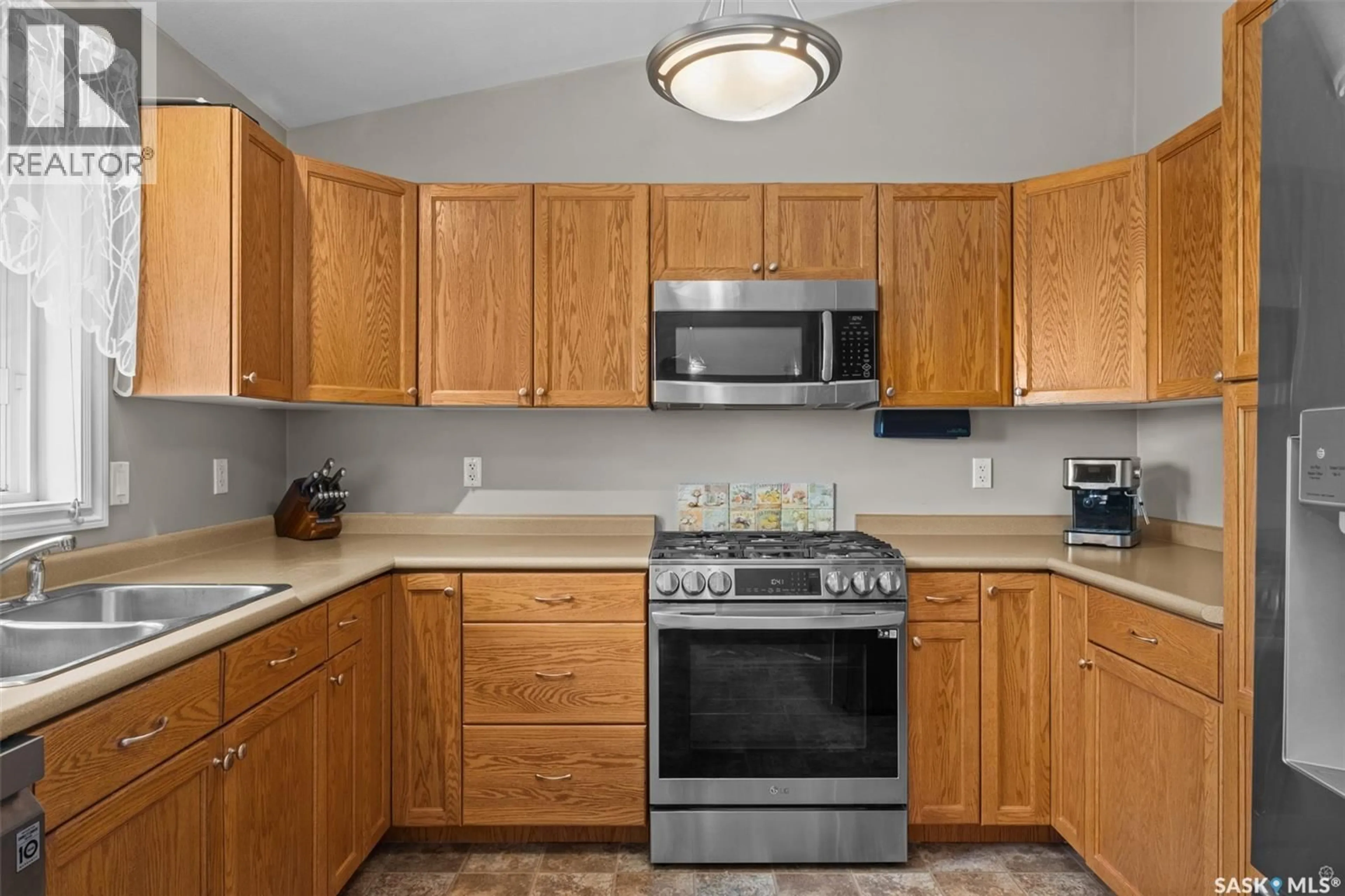 Standard kitchen, unknown for 2 STEELE BAY, Prince Albert Saskatchewan S6V0H2