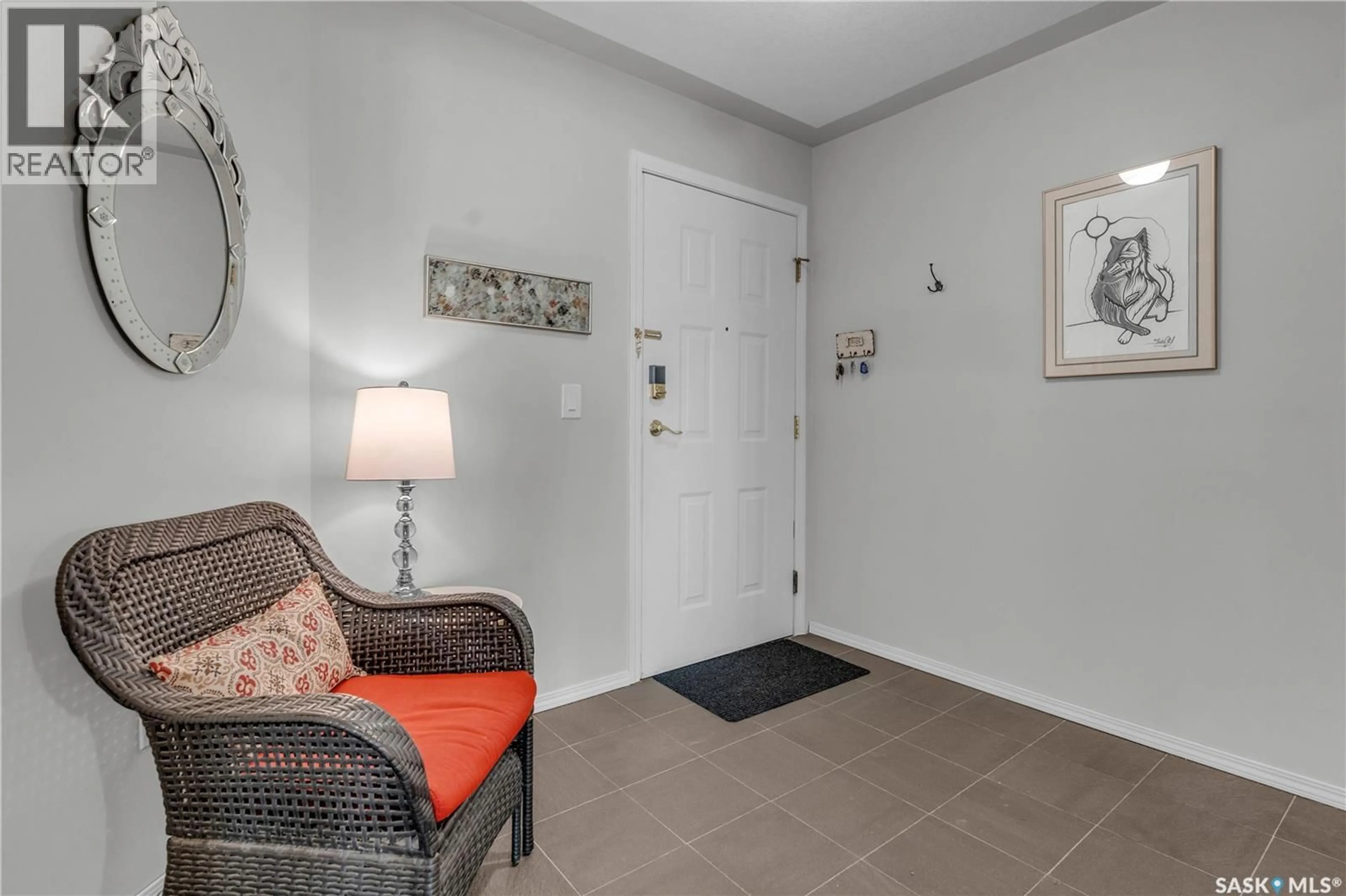 Indoor entryway for 201 2217 ANGUS STREET, Regina Saskatchewan S4T1A3
