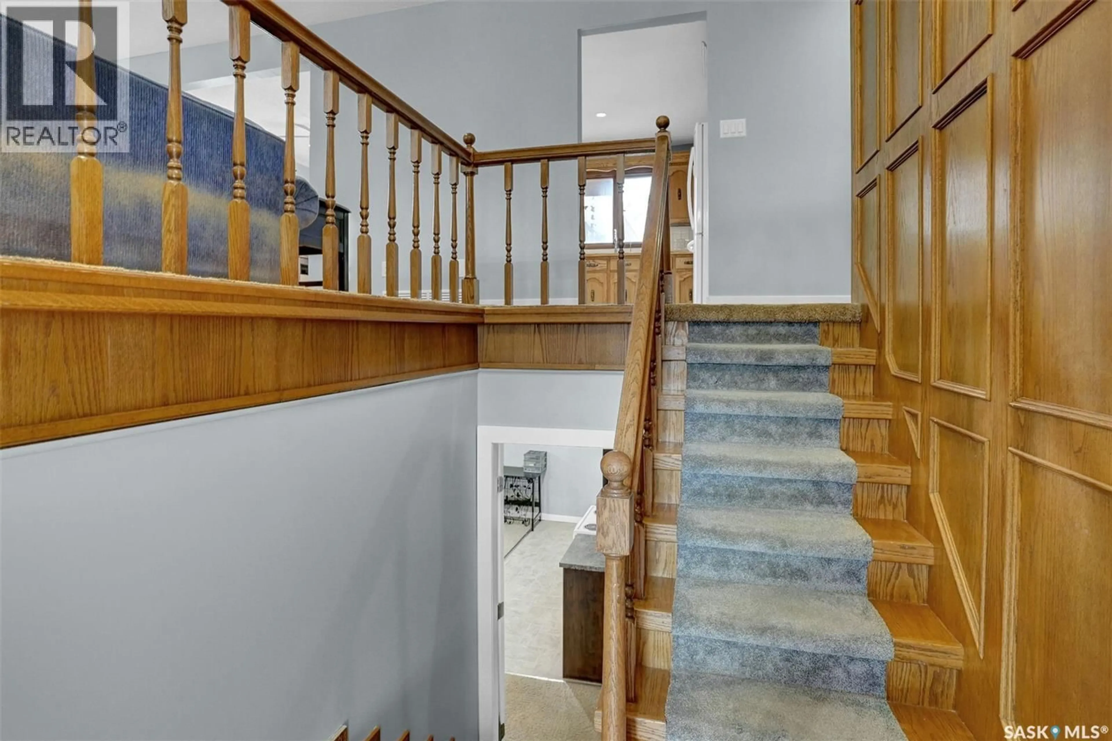 Indoor foyer for 87 WILLISTON DRIVE, Regina Saskatchewan S4X1C3