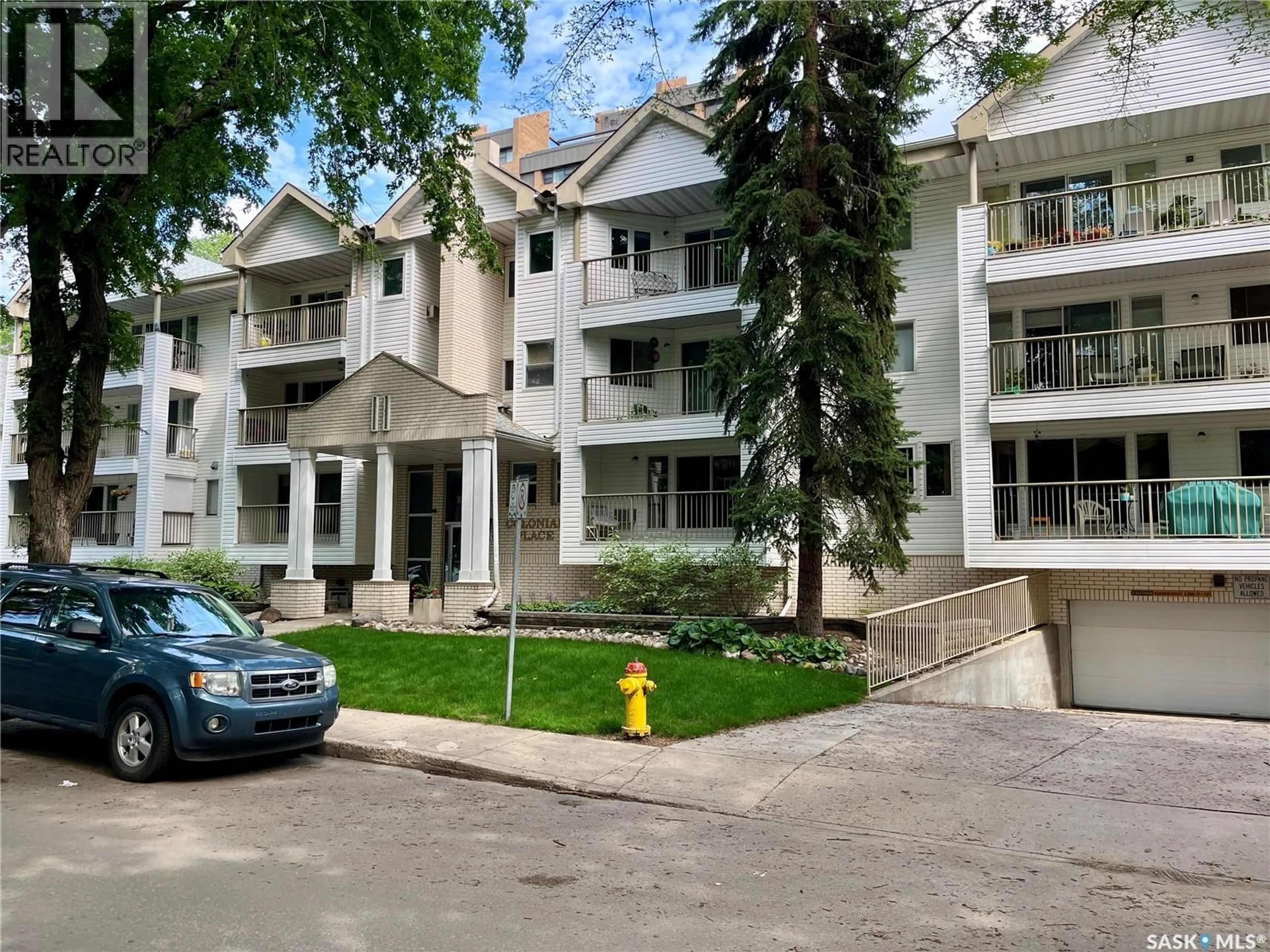 A pic from outside/outdoor area/front of a property/back of a property/a pic from drone, street for 102 - 428 4TH AVENUE, Saskatoon Saskatchewan S7K2M3