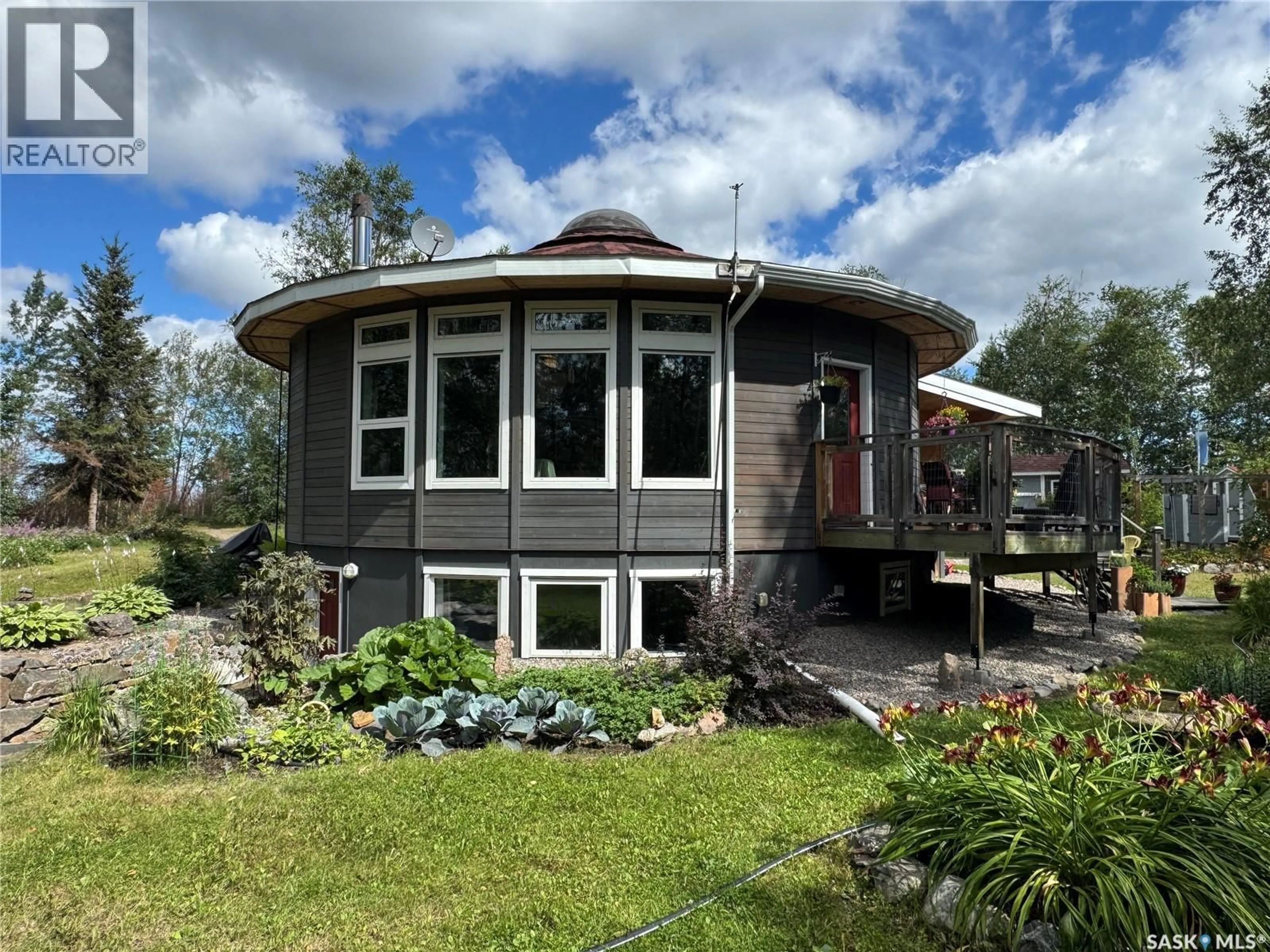 Home with vinyl exterior material, water/lake/river/ocean view for LAKEFRONT ROUND HOUSE, Northern Admin District Saskatchewan S0J1L0