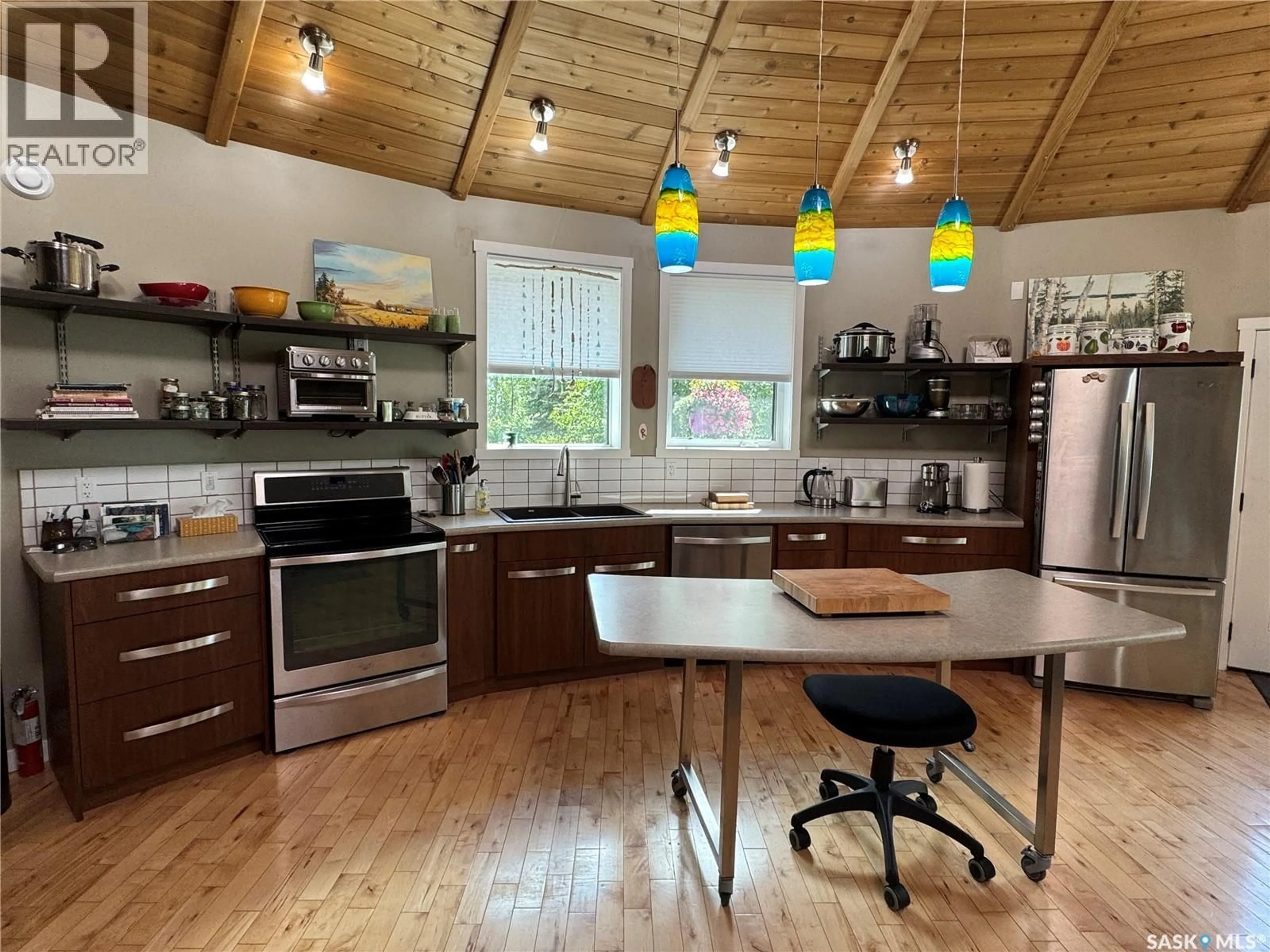 Open concept kitchen, wood/laminate floor for LAKEFRONT ROUND HOUSE, Northern Admin District Saskatchewan S0J1L0