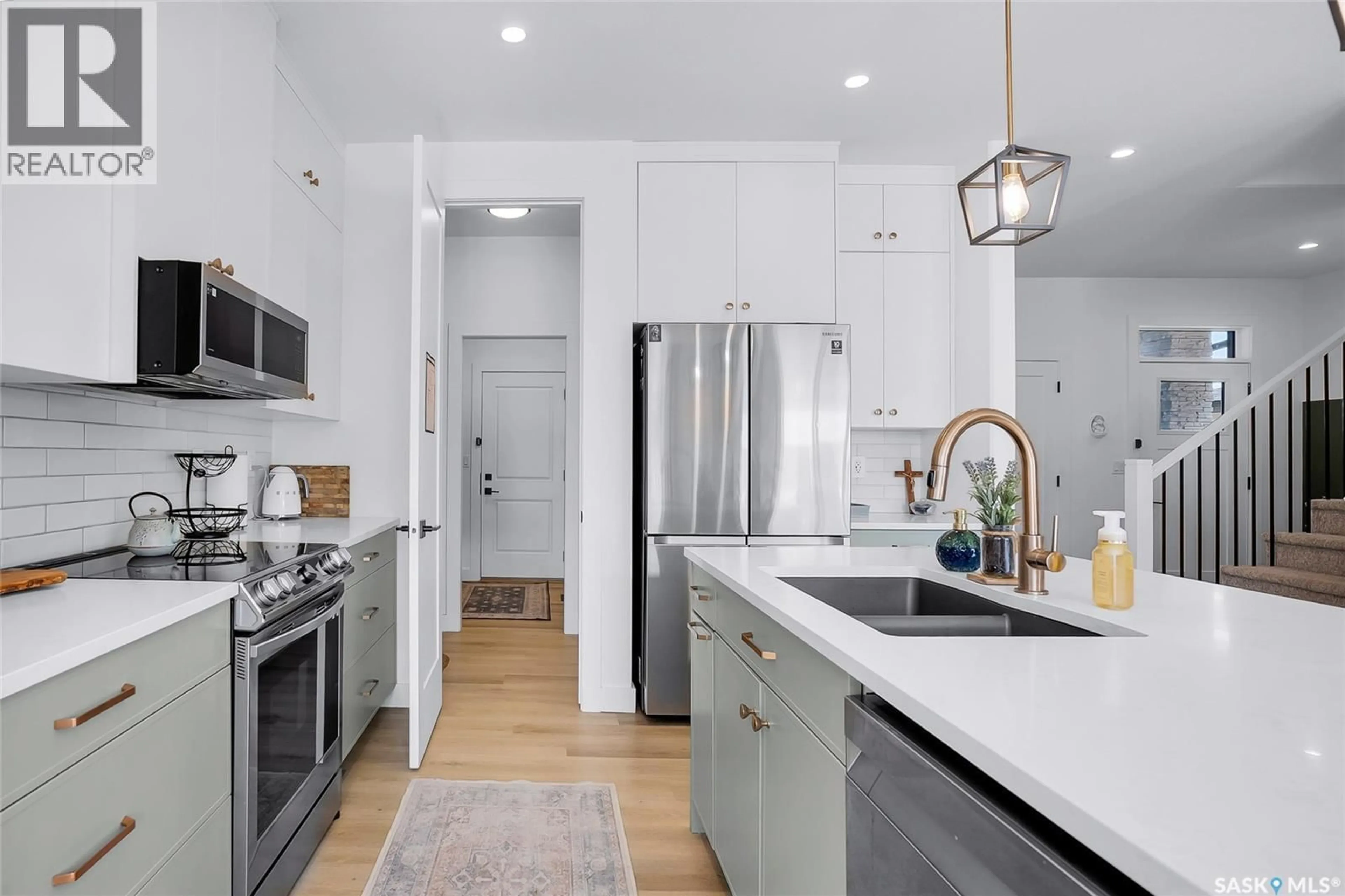 Open concept kitchen, ceramic/tile floor for 258 PRASAD MANOR, Saskatoon Saskatchewan S7V1L4
