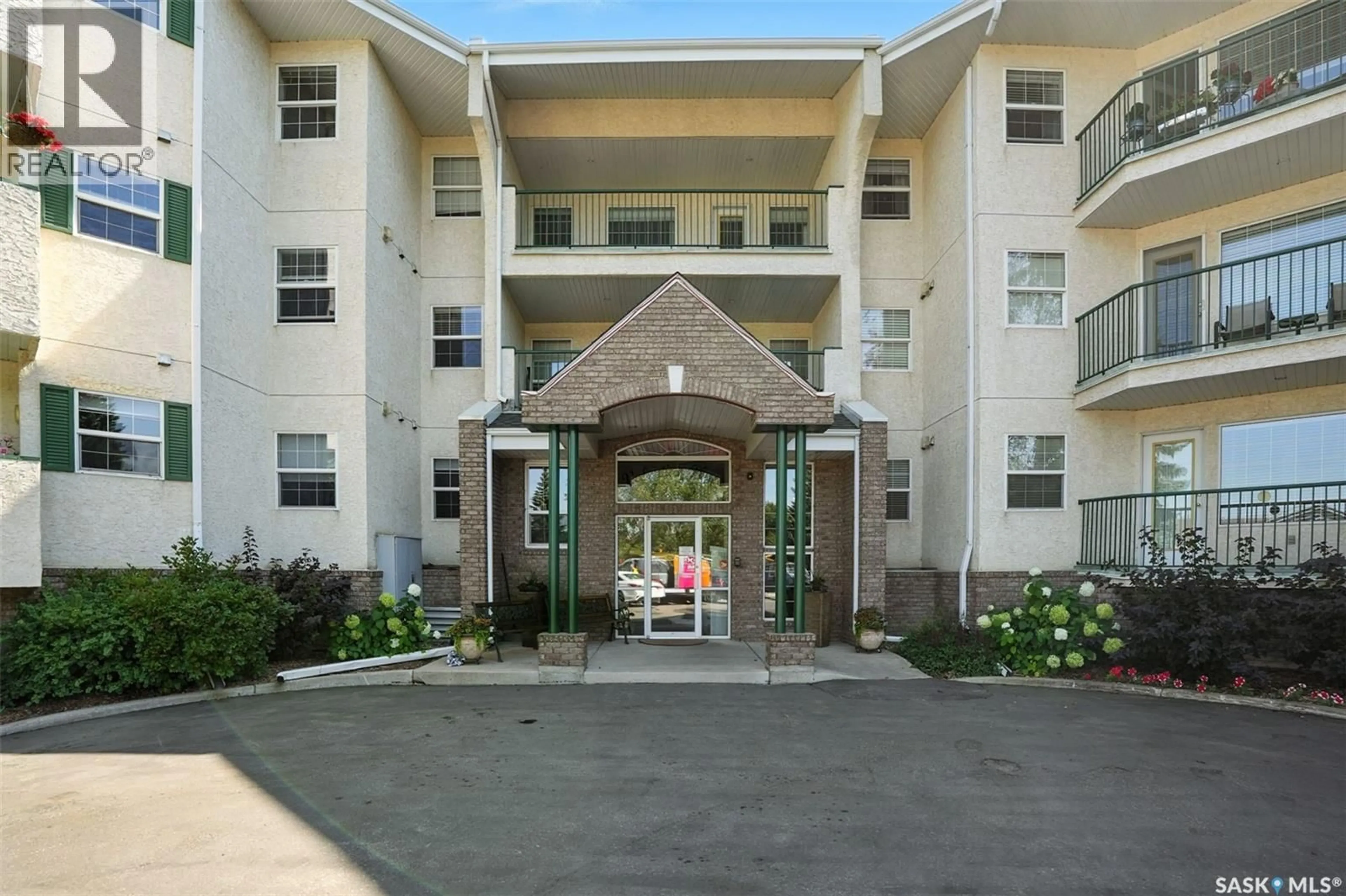 Indoor foyer for 208 - 1735 MCKERCHER DRIVE, Saskatoon Saskatchewan S7H5N6