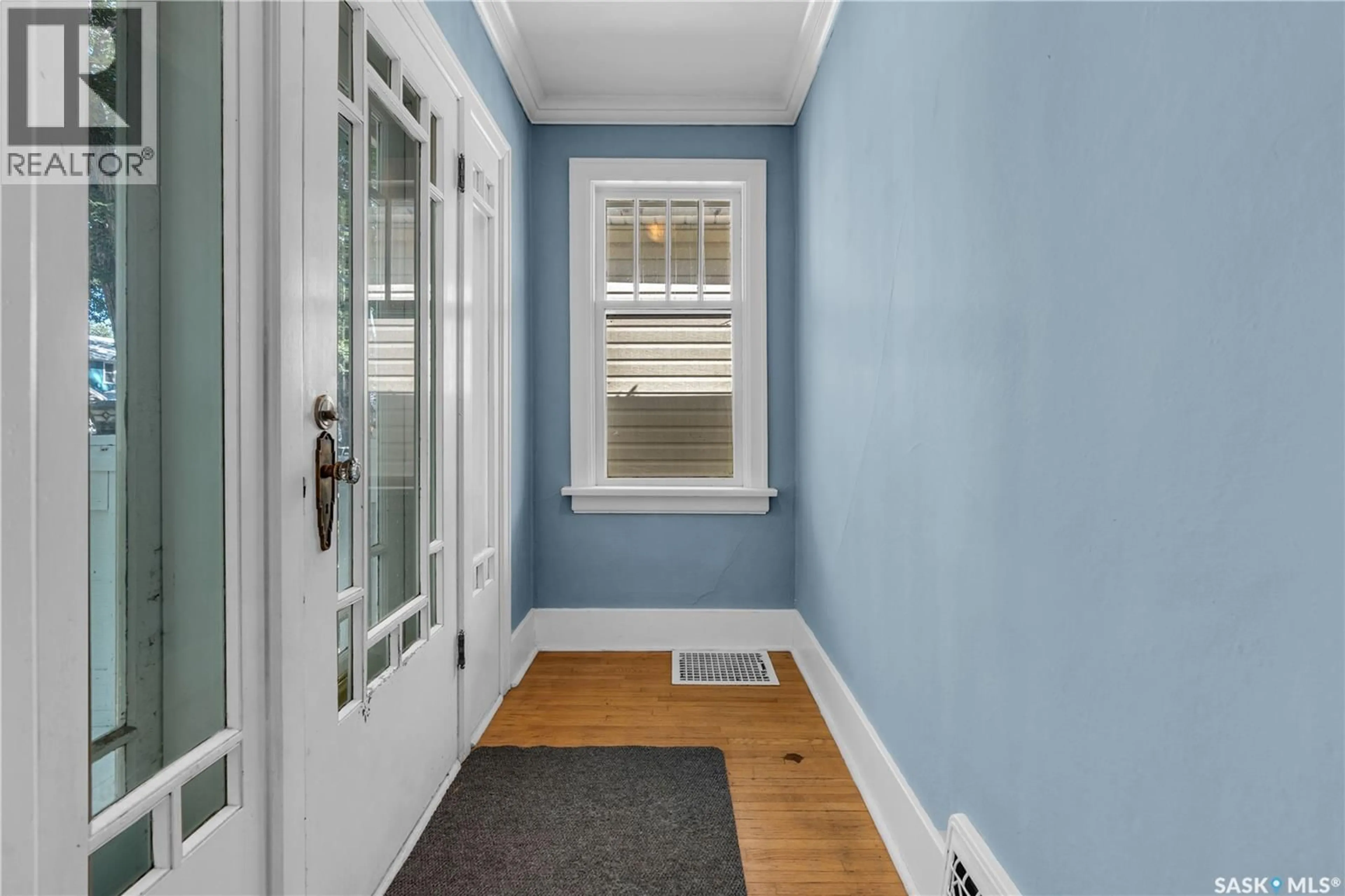 Indoor entryway for 2275 QUEBEC STREET, Regina Saskatchewan S4P1K3