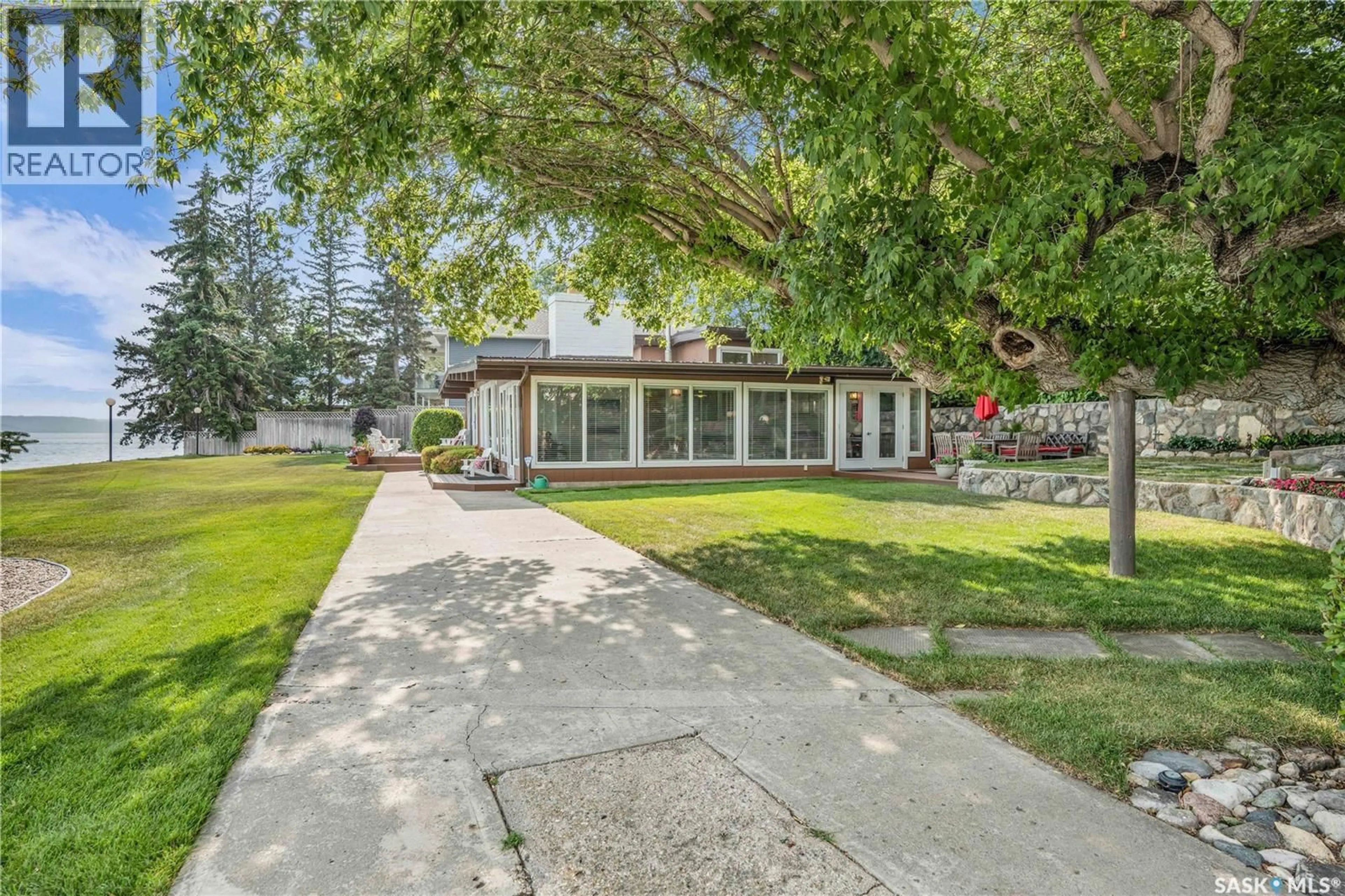 Patio, street for 76 PASQUA LAKE ROAD, North Qu'Appelle Rm No. 187 Saskatchewan S0G1S0