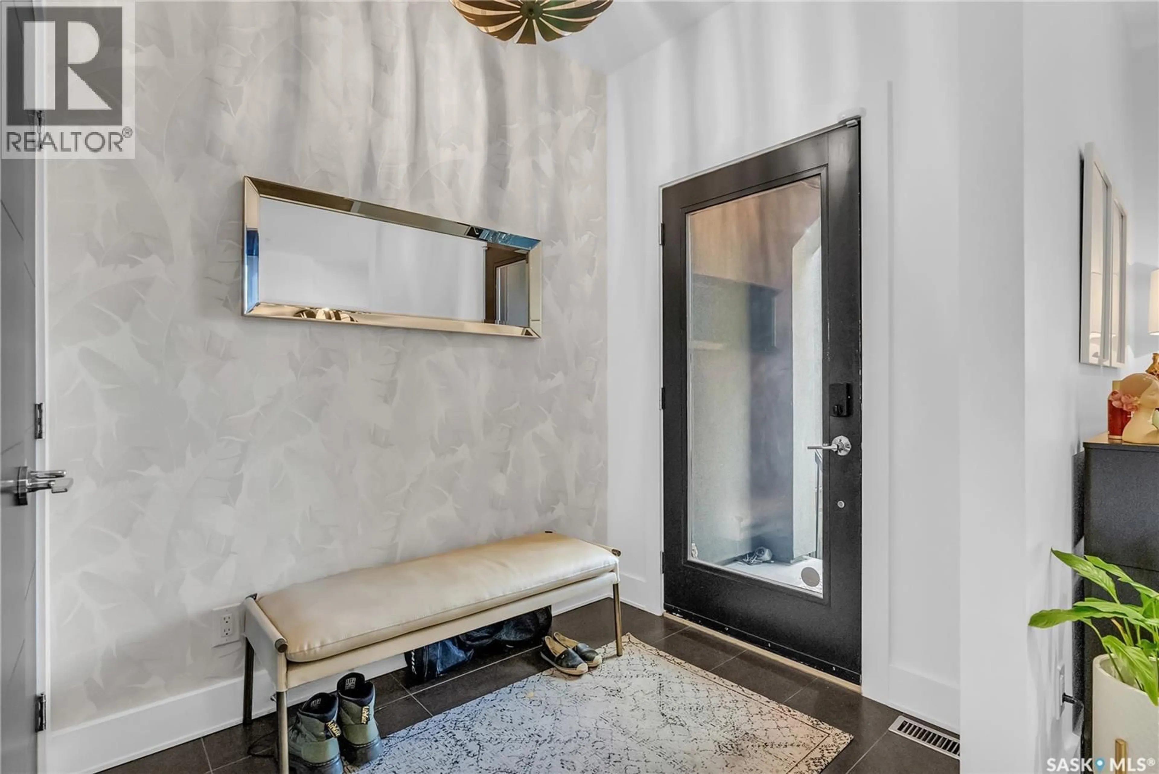 Indoor entryway for 434 7TH STREET, Saskatoon Saskatchewan S7H0X5