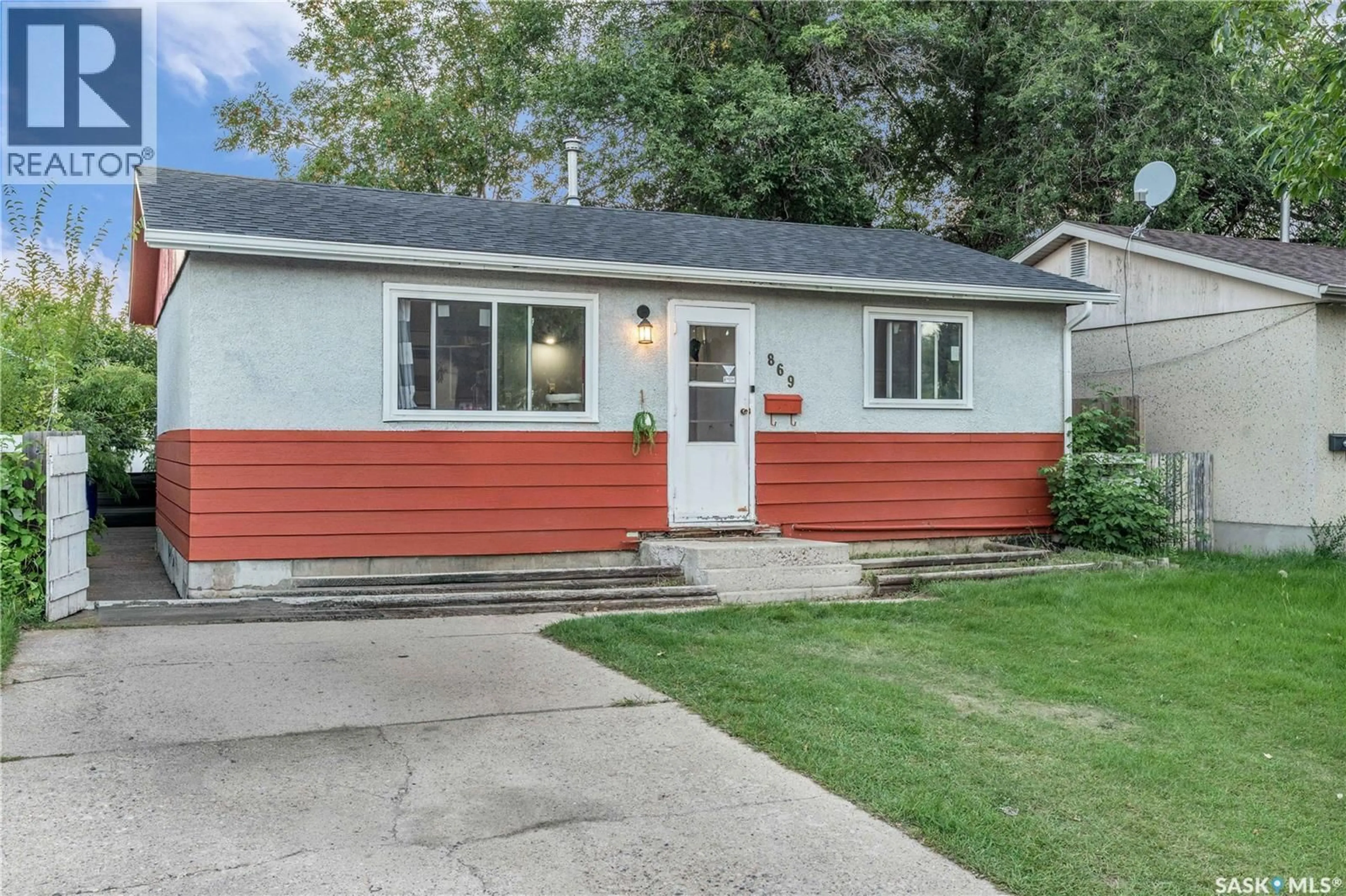Home with vinyl exterior material, street for 869 MACKLEM DRIVE, Saskatoon Saskatchewan S7L4K1