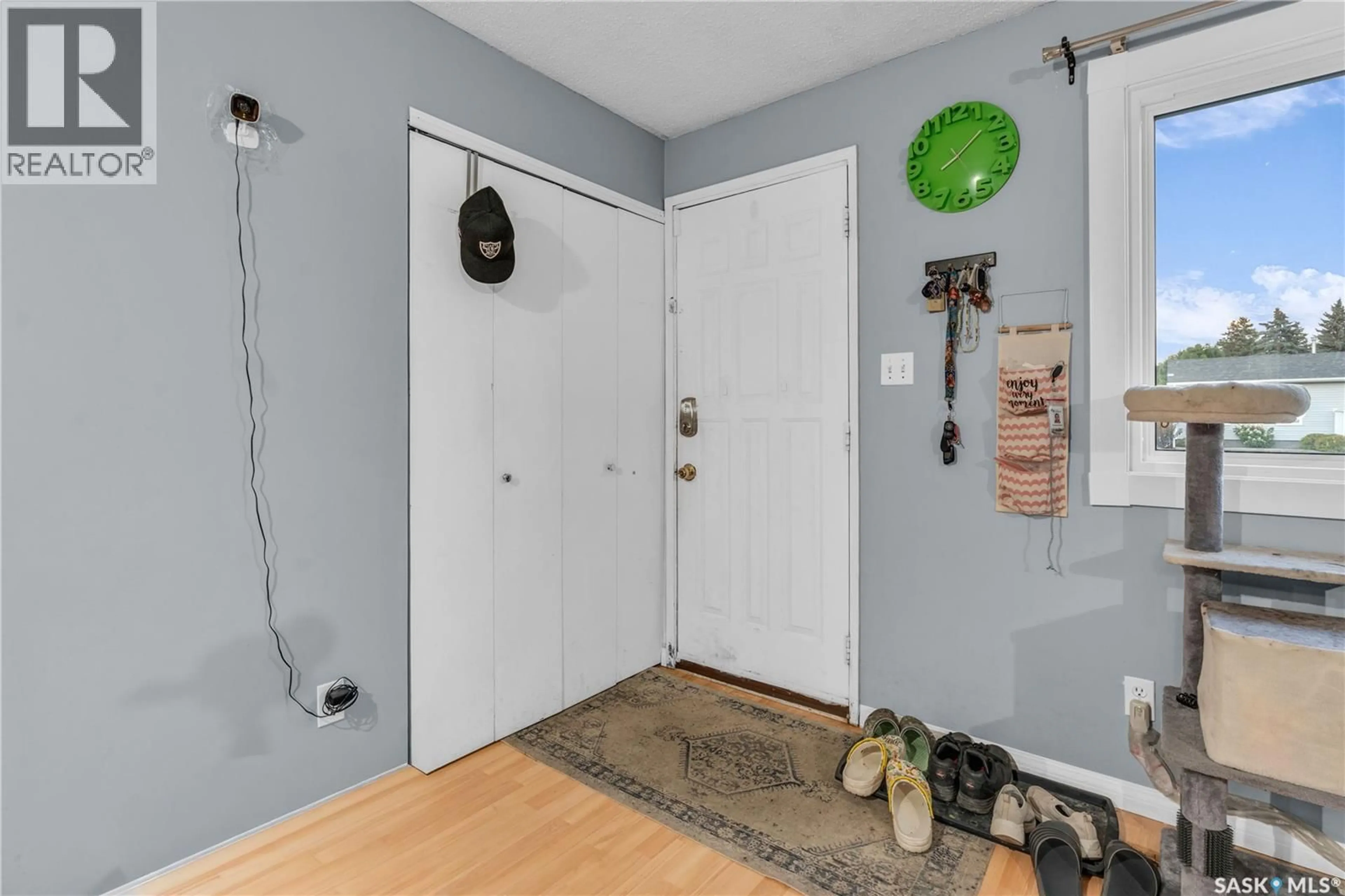 Indoor entryway for 869 MACKLEM DRIVE, Saskatoon Saskatchewan S7L4K1