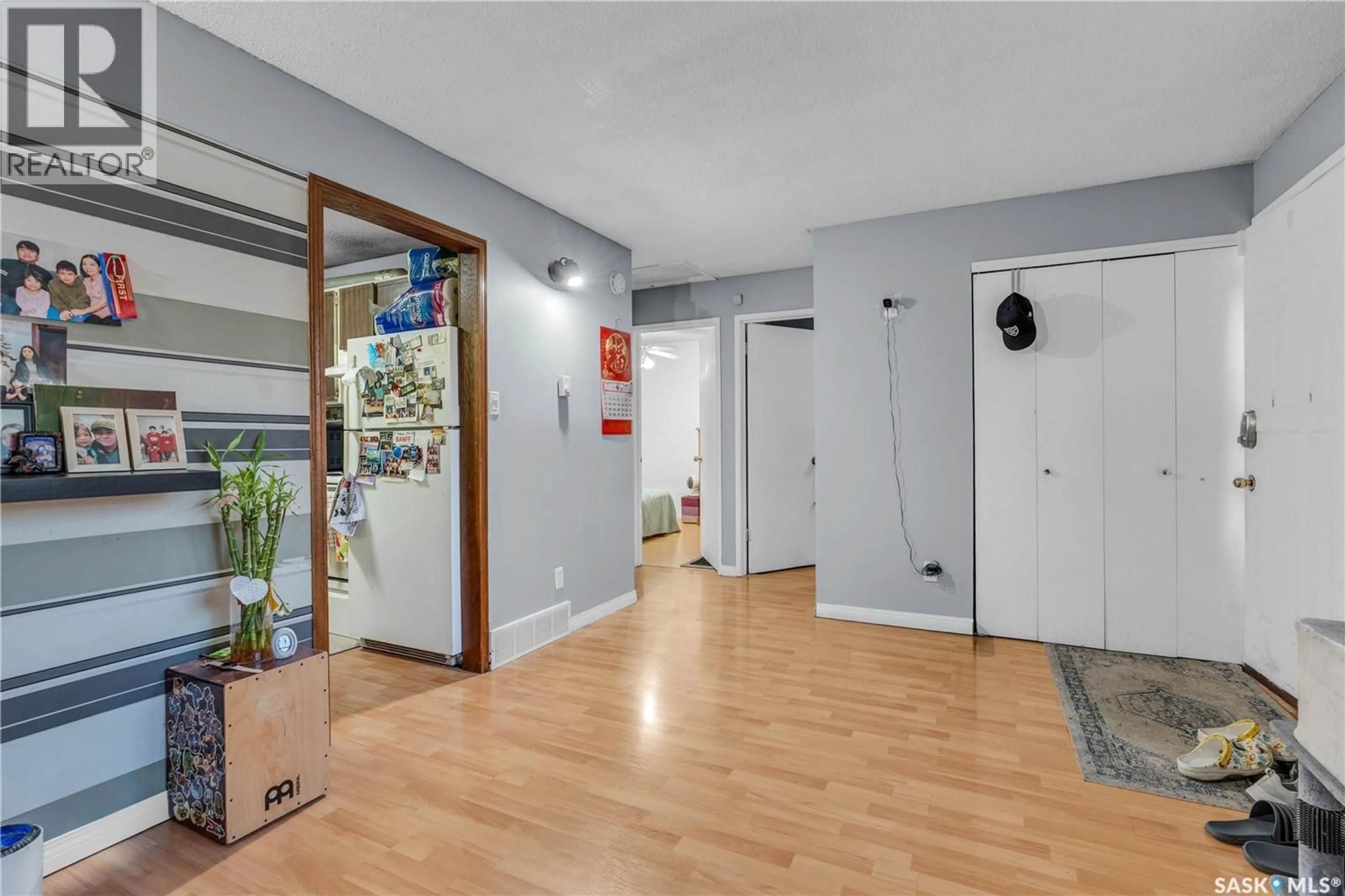 Indoor foyer for 869 MACKLEM DRIVE, Saskatoon Saskatchewan S7L4K1