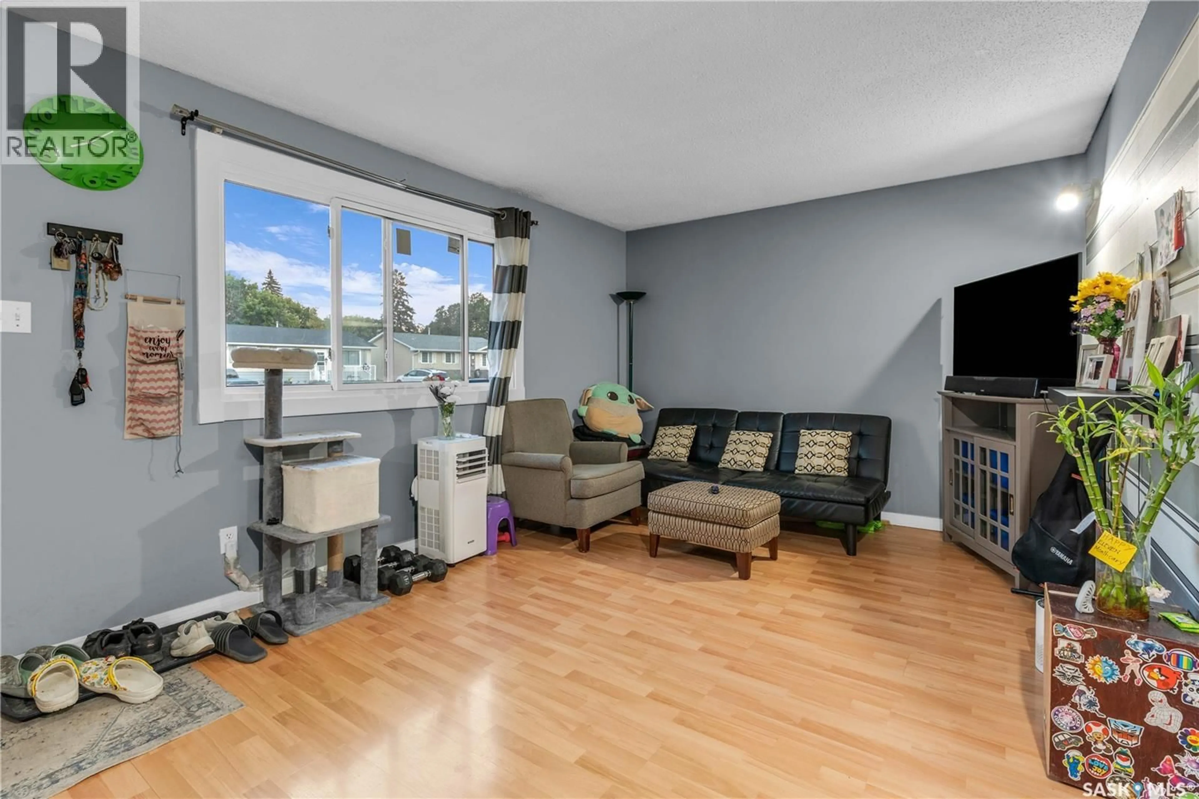Living room with furniture, unknown for 869 MACKLEM DRIVE, Saskatoon Saskatchewan S7L4K1