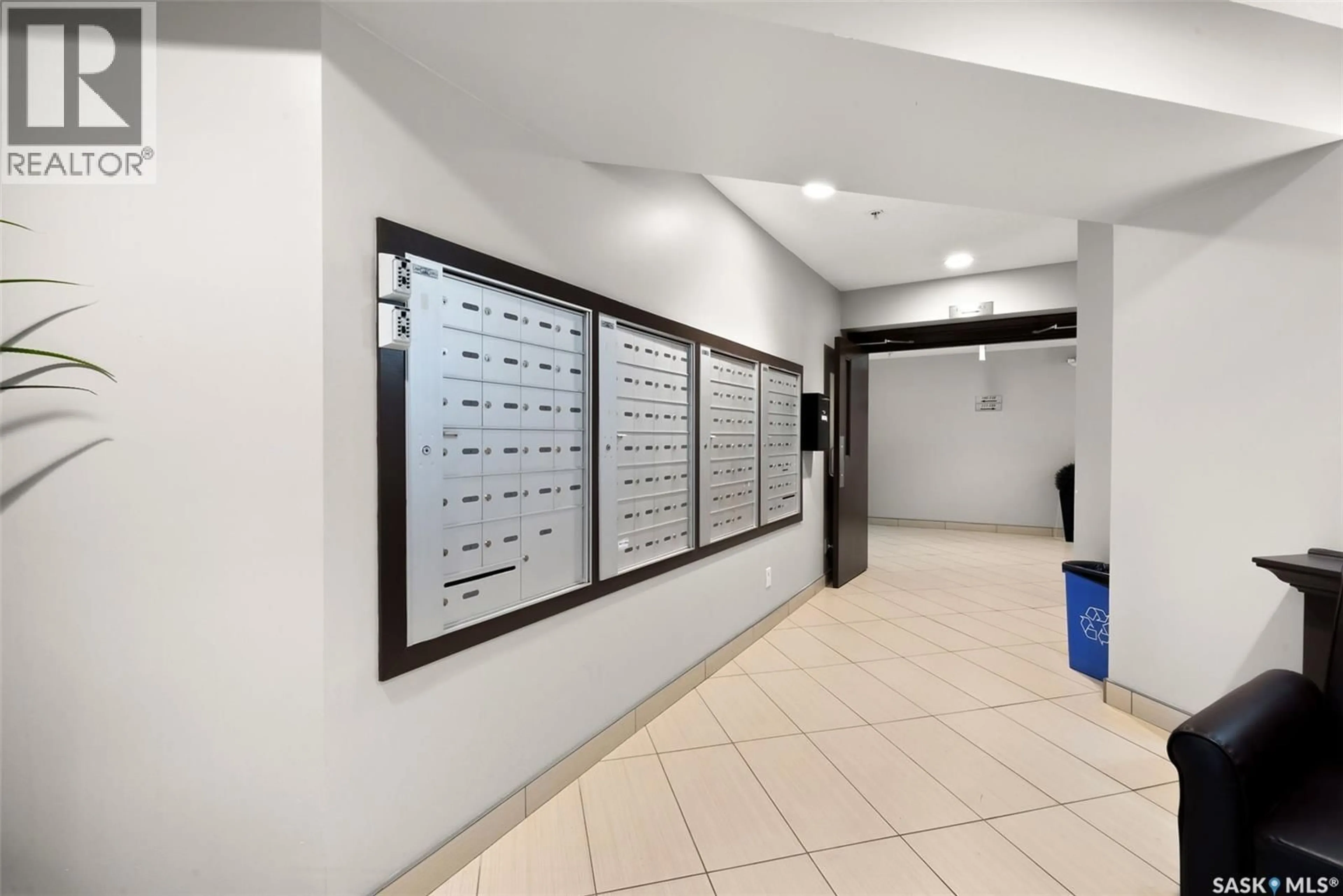 Indoor foyer for 211 - 5301 UNIVERSAL CRESCENT, Regina Saskatchewan S4W0L2