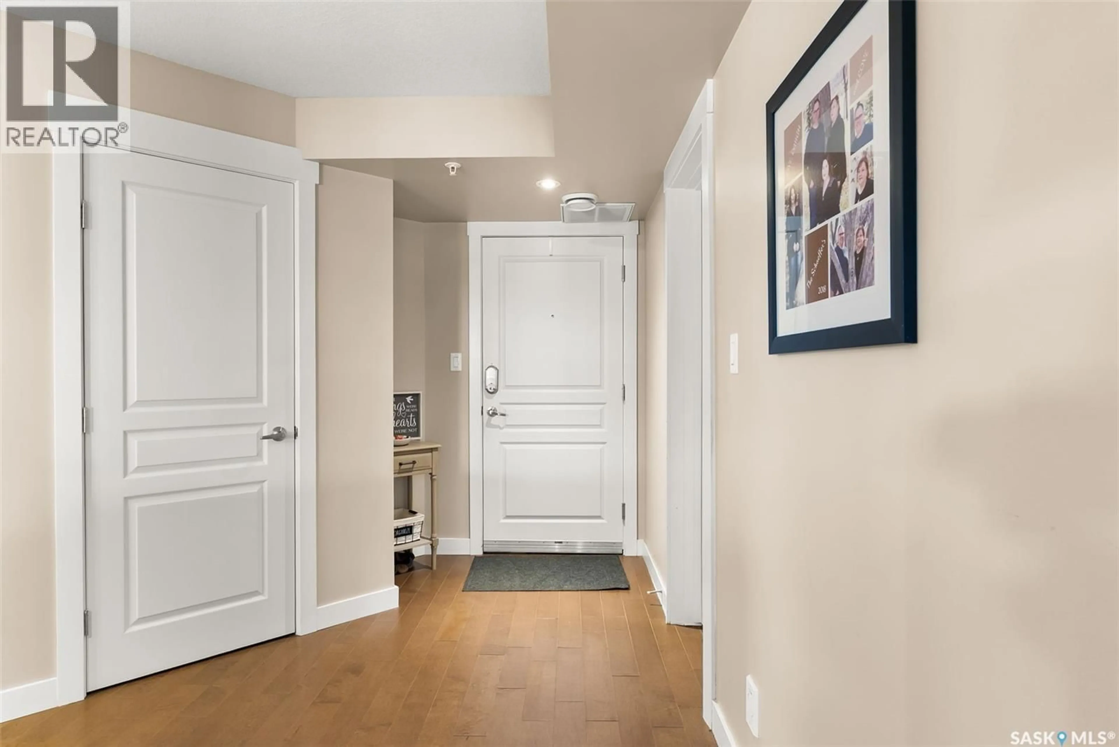 Indoor entryway for 211 - 5301 UNIVERSAL CRESCENT, Regina Saskatchewan S4W0L2