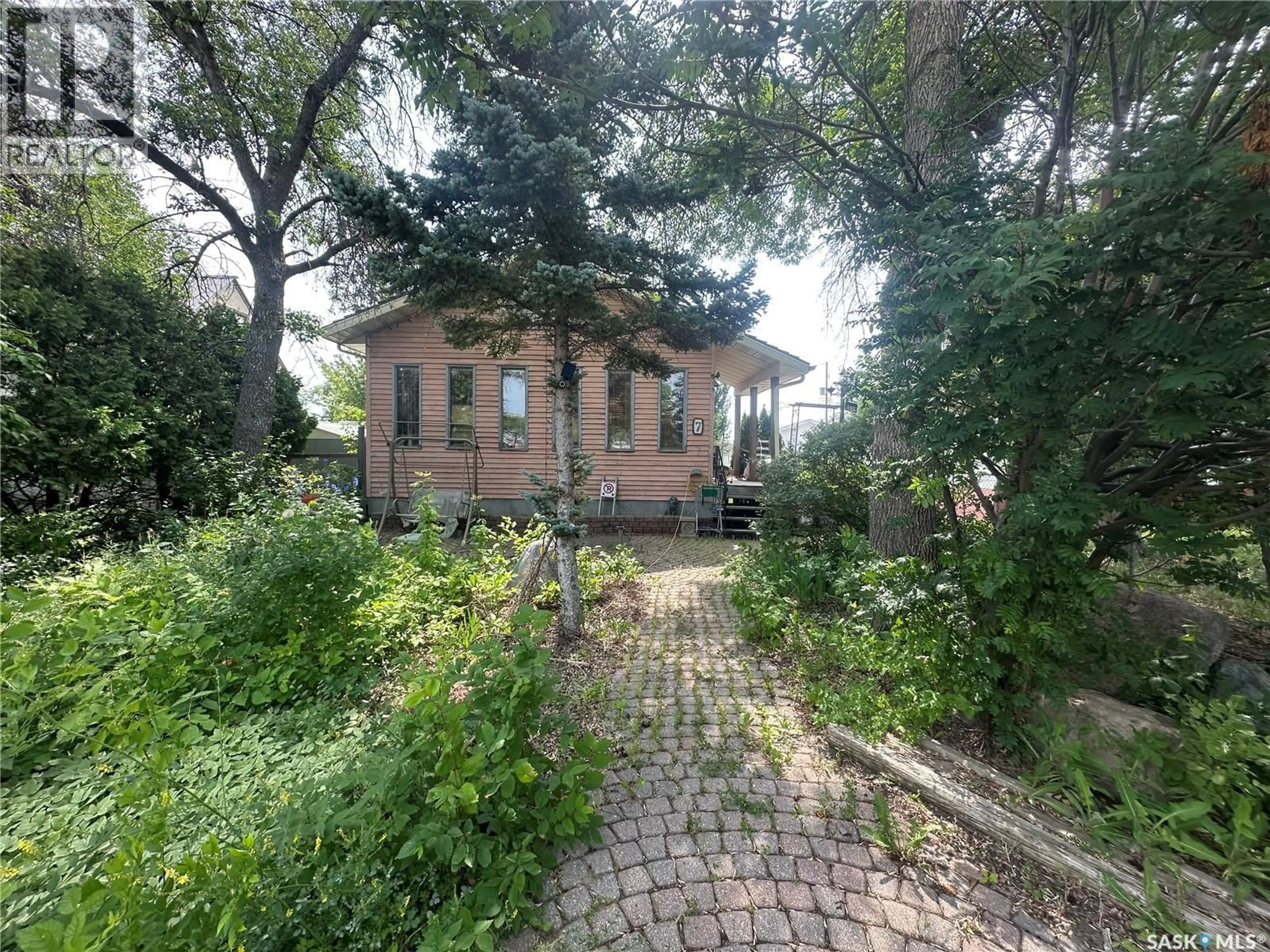 A pic from outside/outdoor area/front of a property/back of a property/a pic from drone, unknown for 7 CHARLES CRESCENT, Regina Saskatchewan S4T5X3