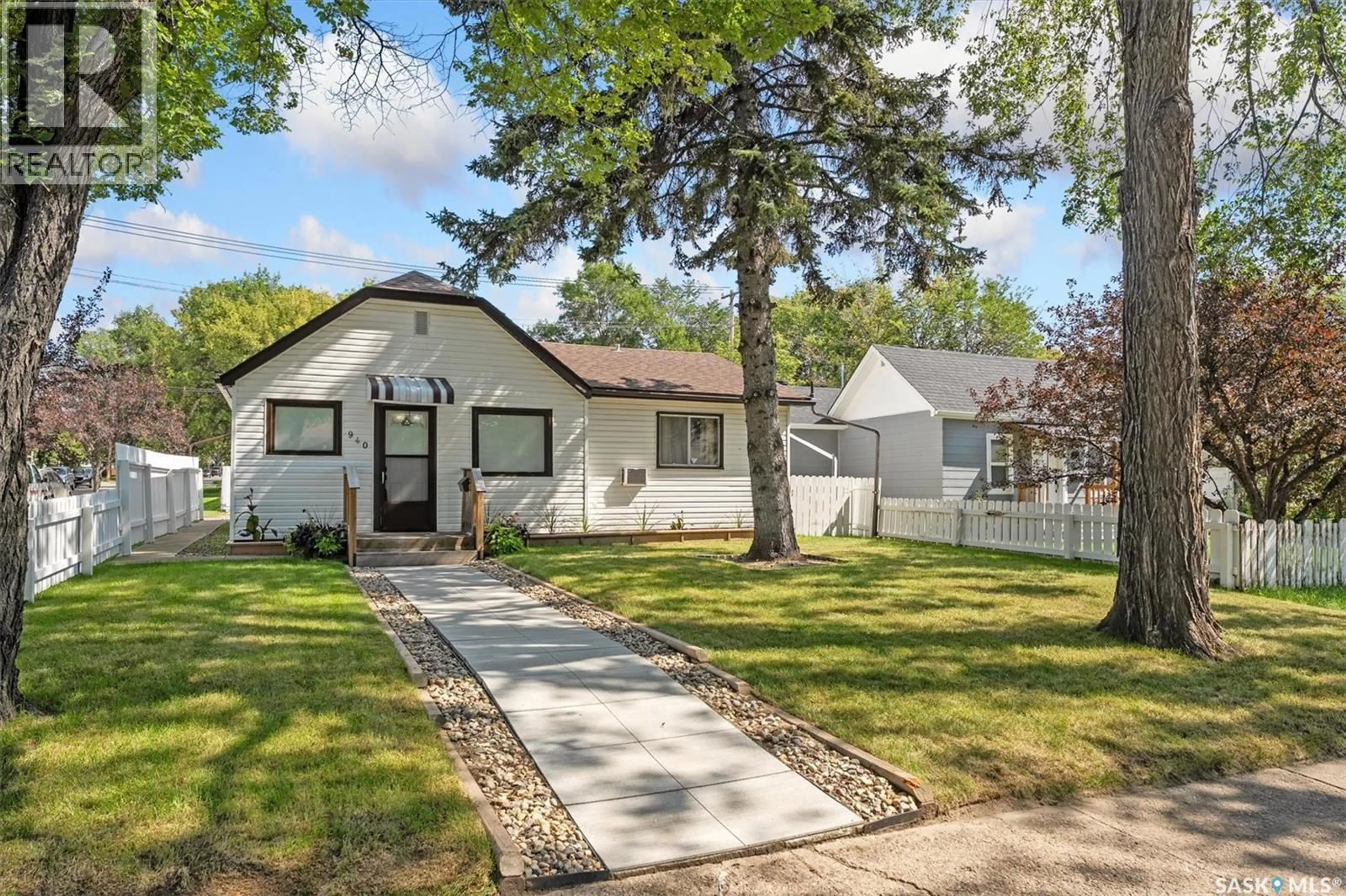 Home with vinyl exterior material, street for 940 J AVENUE, Saskatoon Saskatchewan S7L2L2