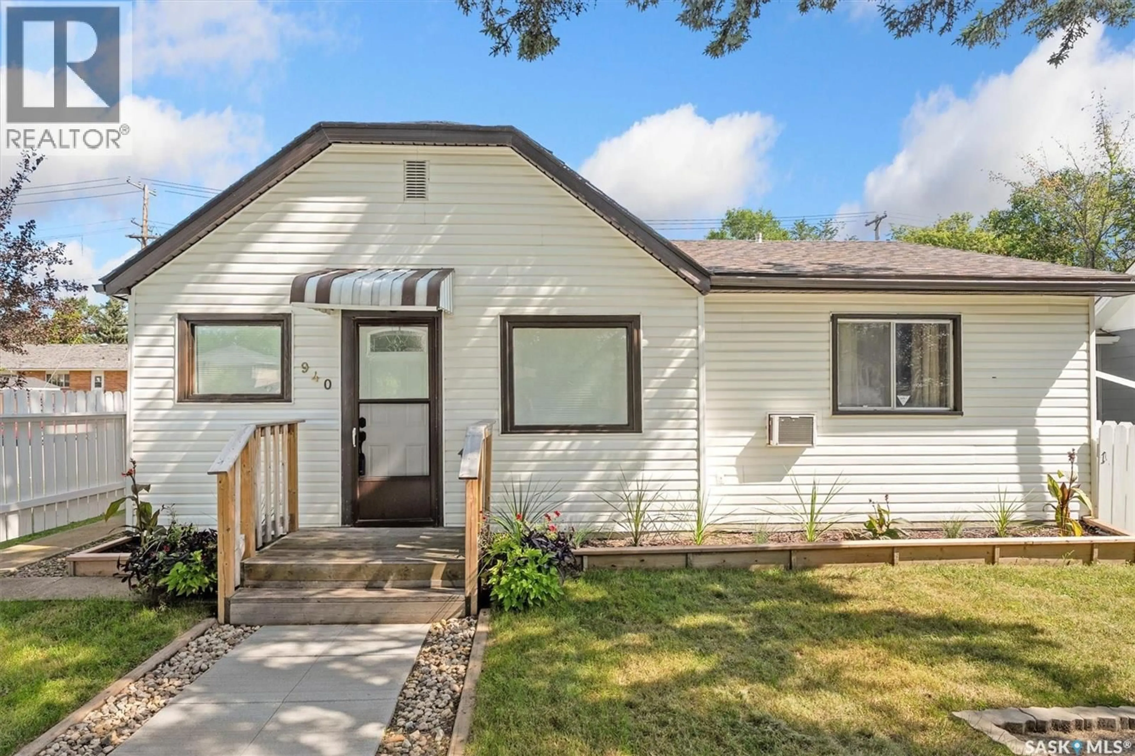 Home with vinyl exterior material, street for 940 J AVENUE, Saskatoon Saskatchewan S7L2L2