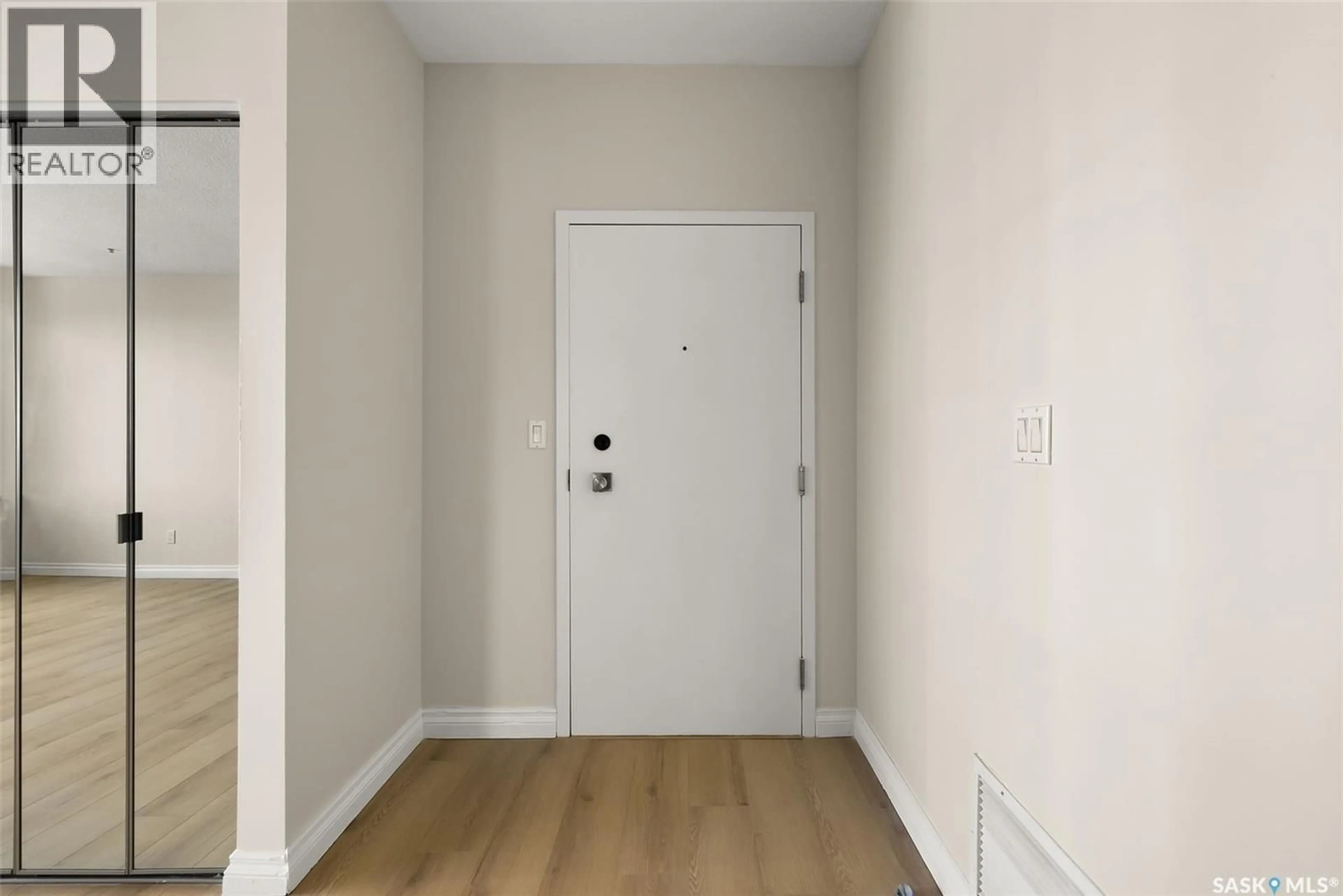 Indoor entryway for 1867 - 1201 HAMILTON STREET, Regina Saskatchewan S4P2C2