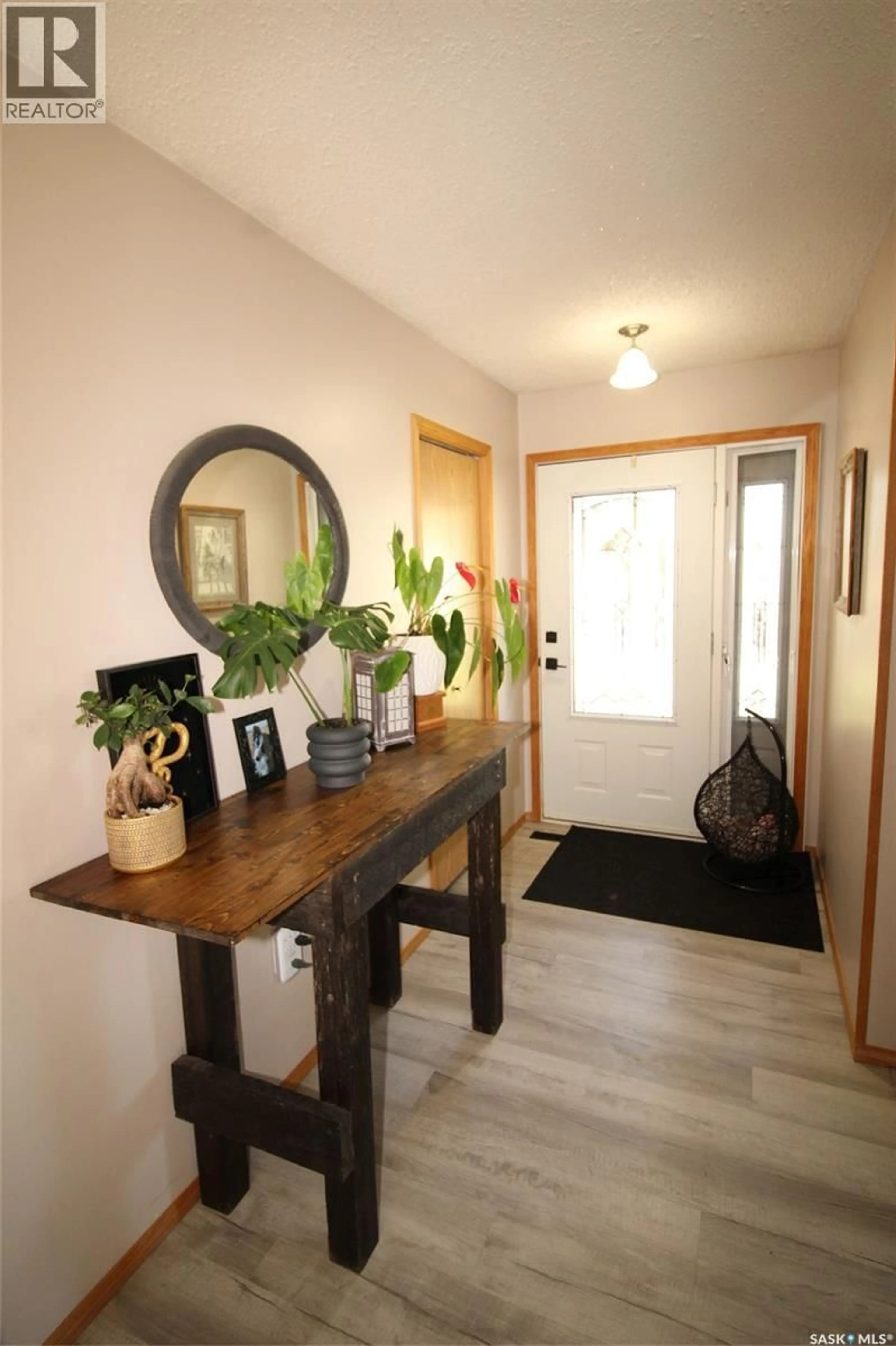 Indoor entryway for 652 9TH STREET, Shaunavon Saskatchewan S0N2M0