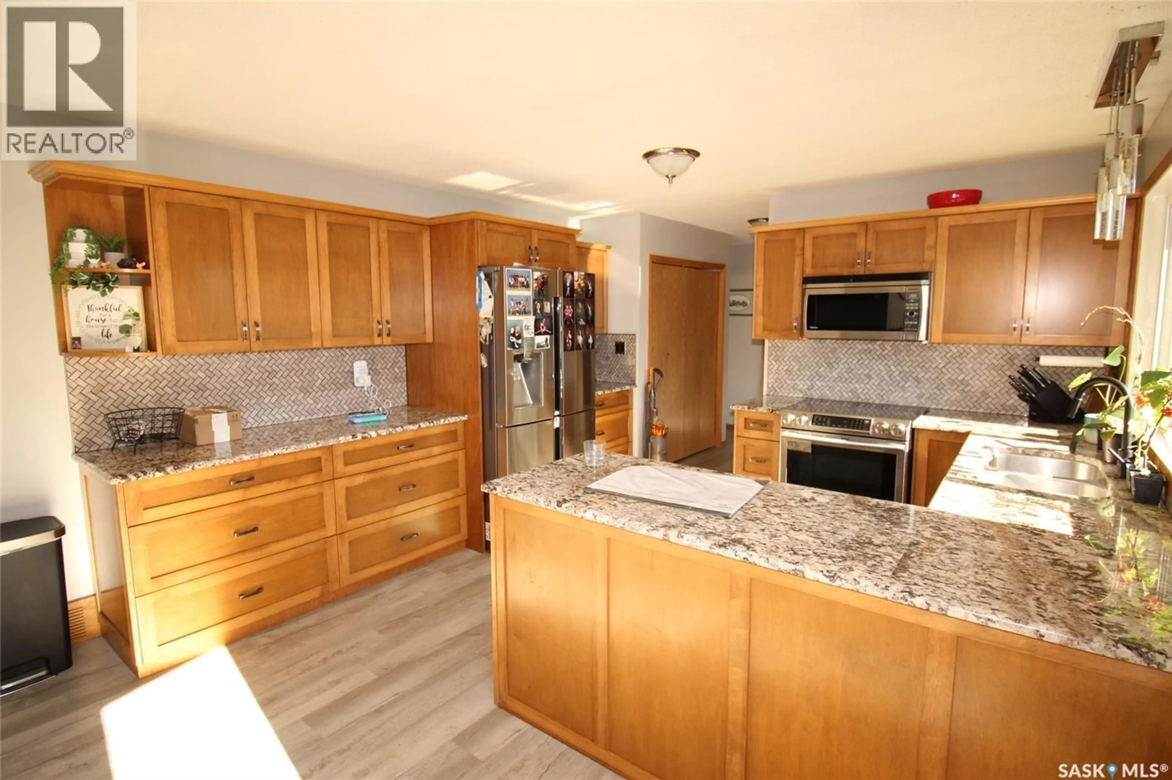 Open concept kitchen, ceramic/tile floor for 652 9TH STREET, Shaunavon Saskatchewan S0N2M0