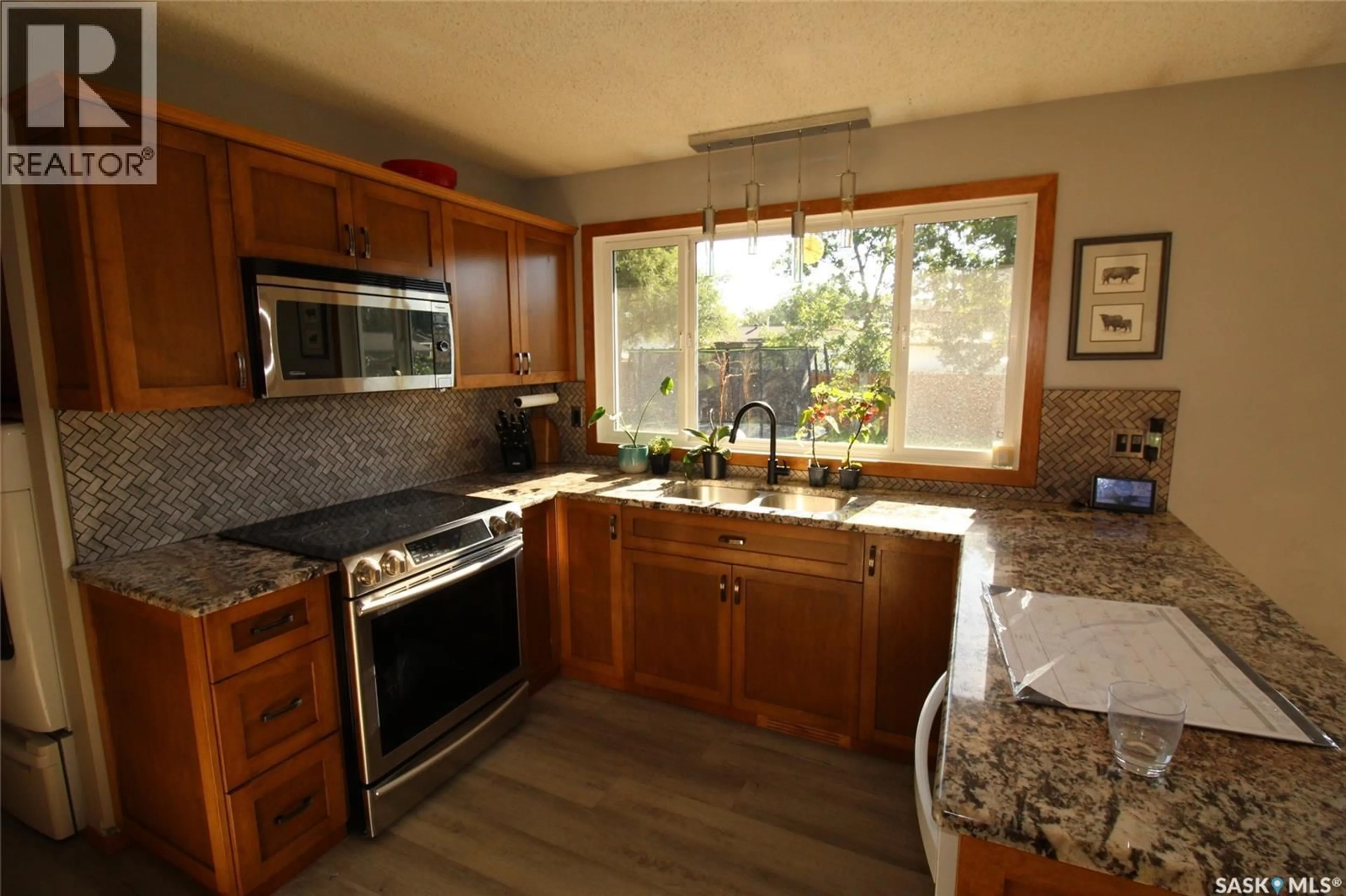 Standard kitchen, ceramic/tile floor for 652 9TH STREET, Shaunavon Saskatchewan S0N2M0