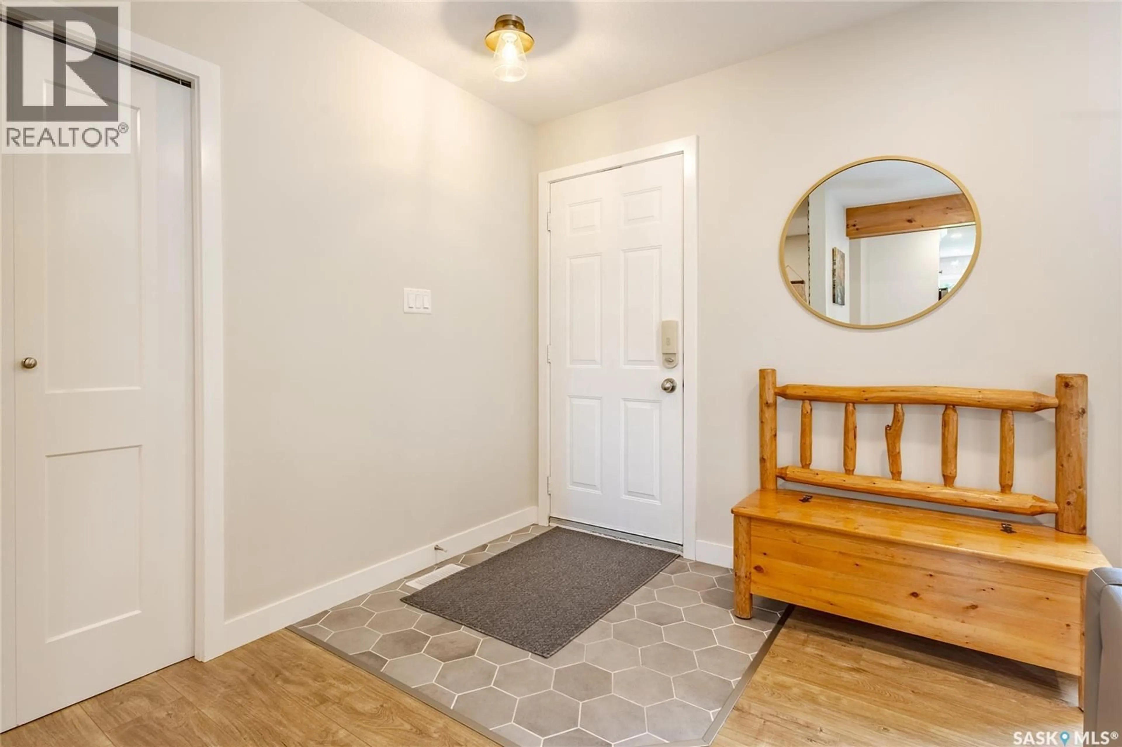 Indoor entryway for 77 RED RIVER ROAD, Saskatoon Saskatchewan S7K1G2