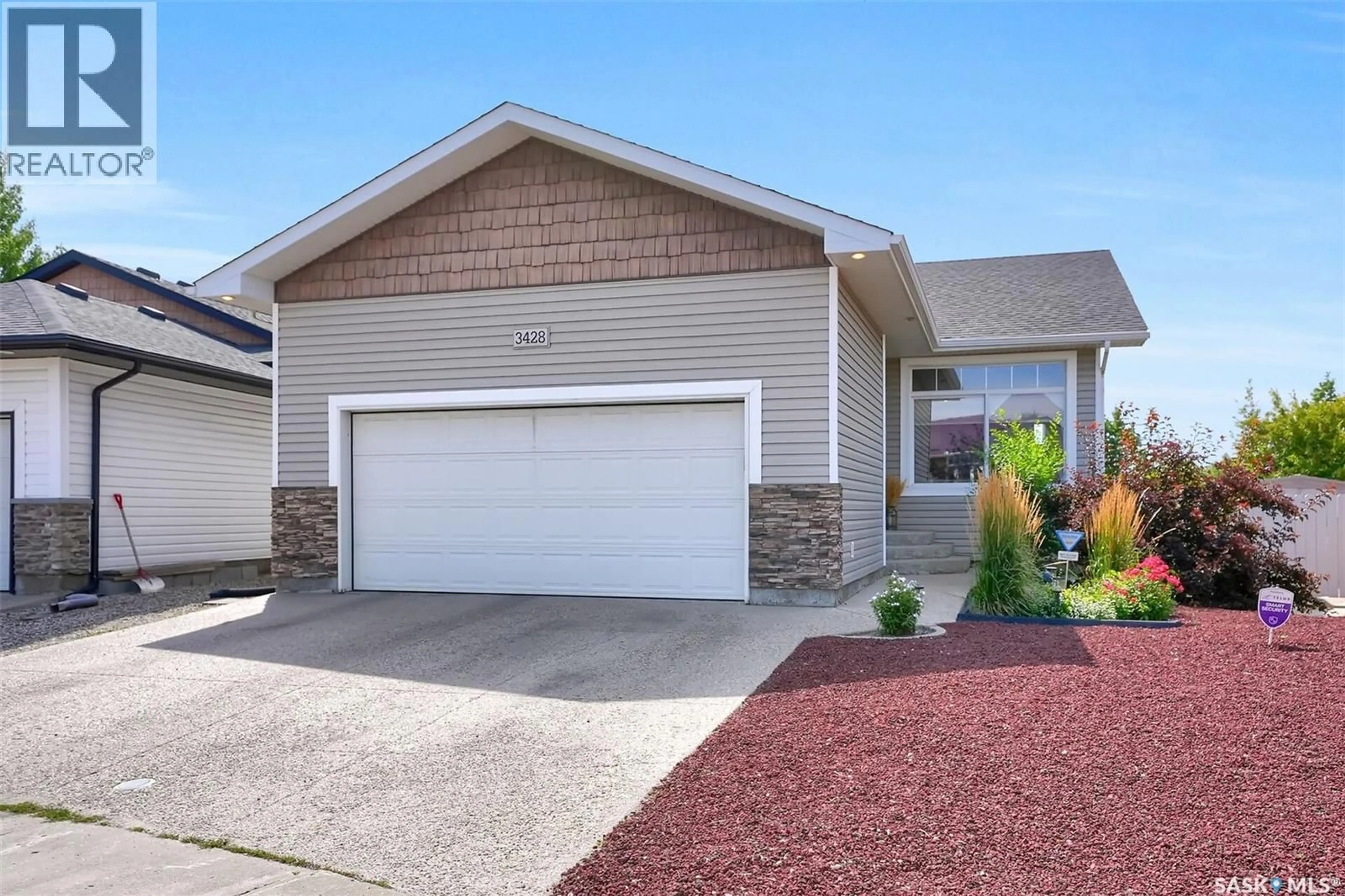 Home with vinyl exterior material, street for 3428 MACLACHLAN CRESCENT, Regina Saskatchewan S4R8V1