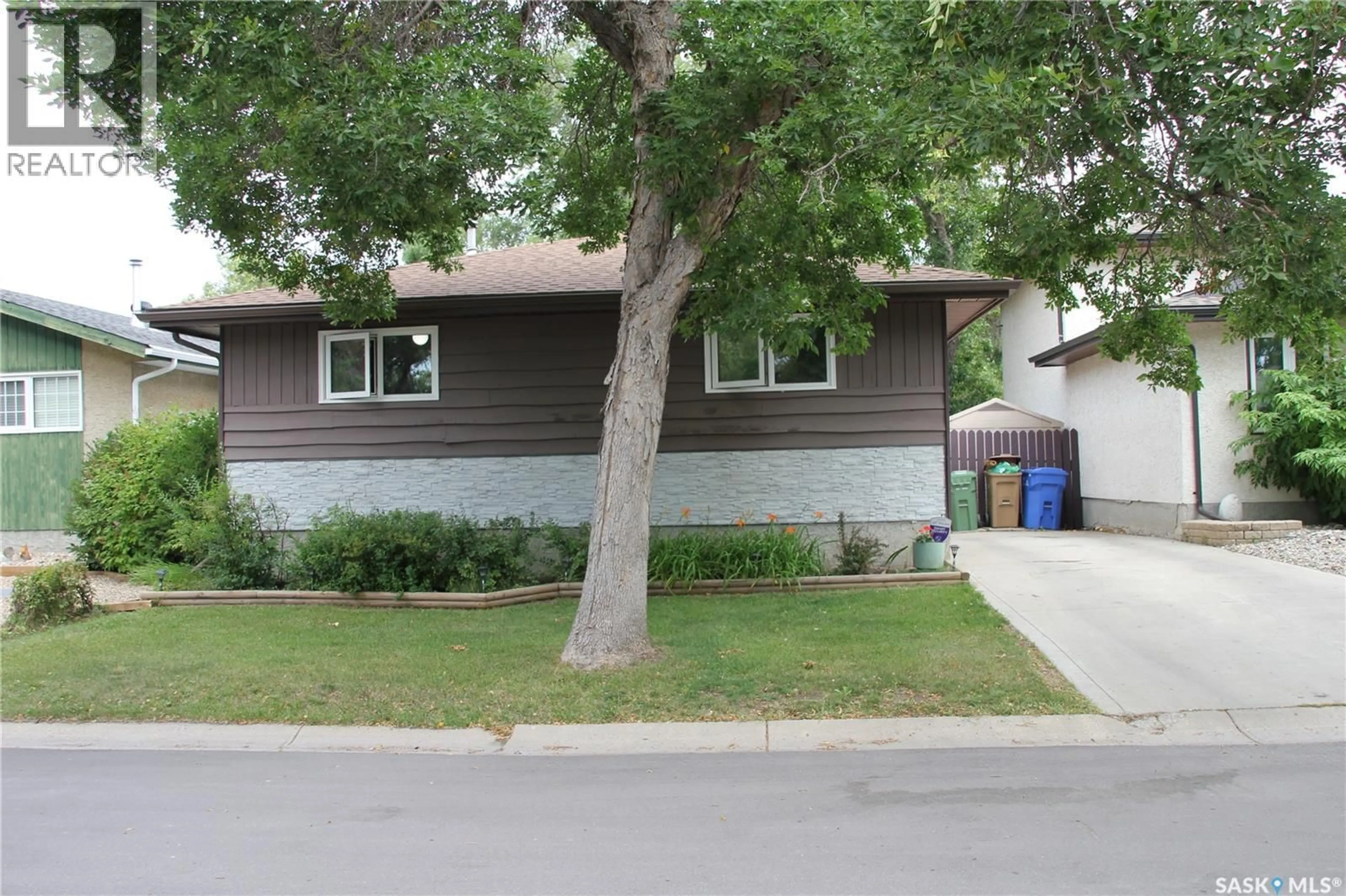 Home with vinyl exterior material, street for 915 ROWELL CRESCENT, Regina Saskatchewan S4X2A5