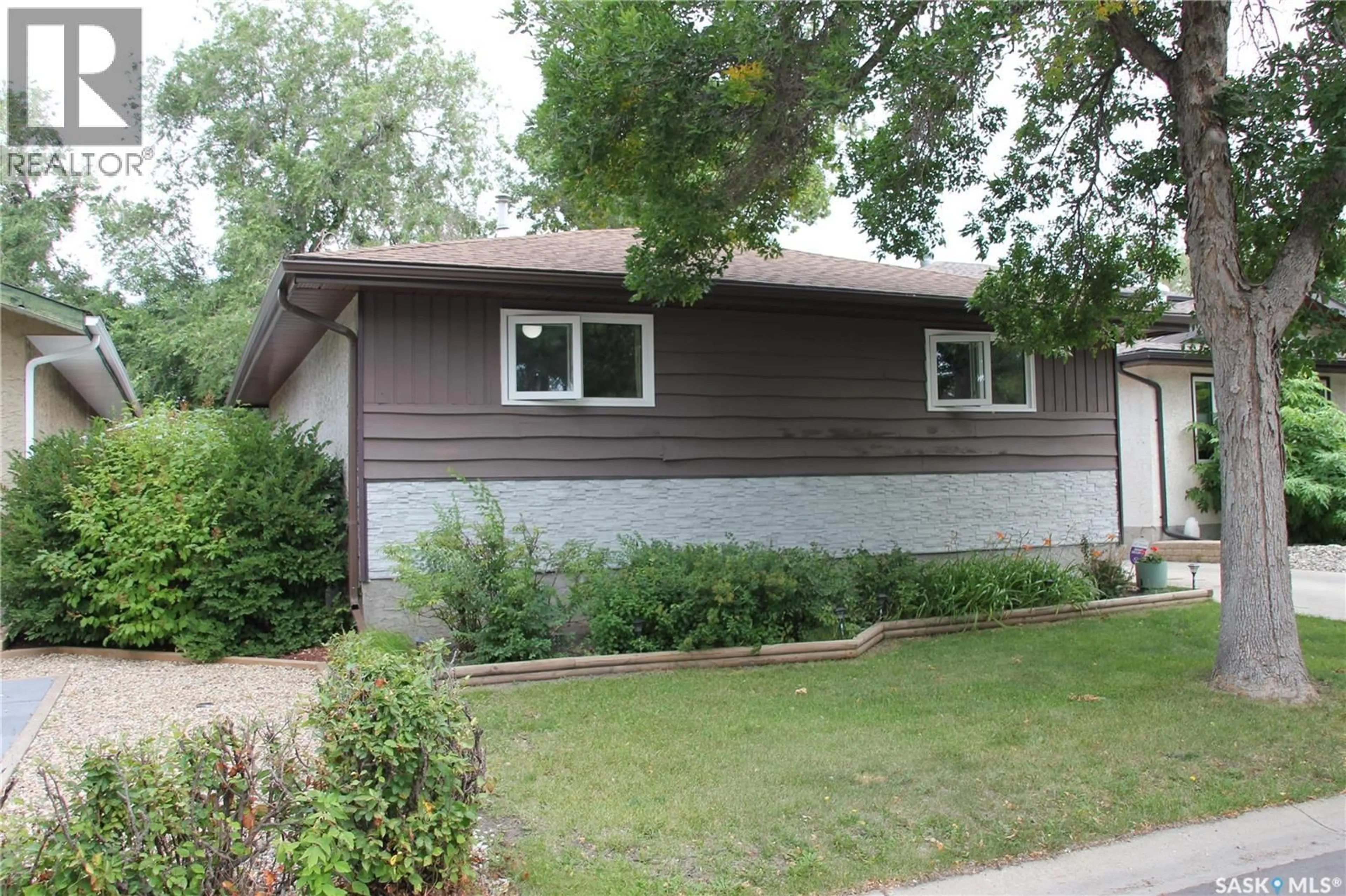 Home with vinyl exterior material, street for 915 ROWELL CRESCENT, Regina Saskatchewan S4X2A5