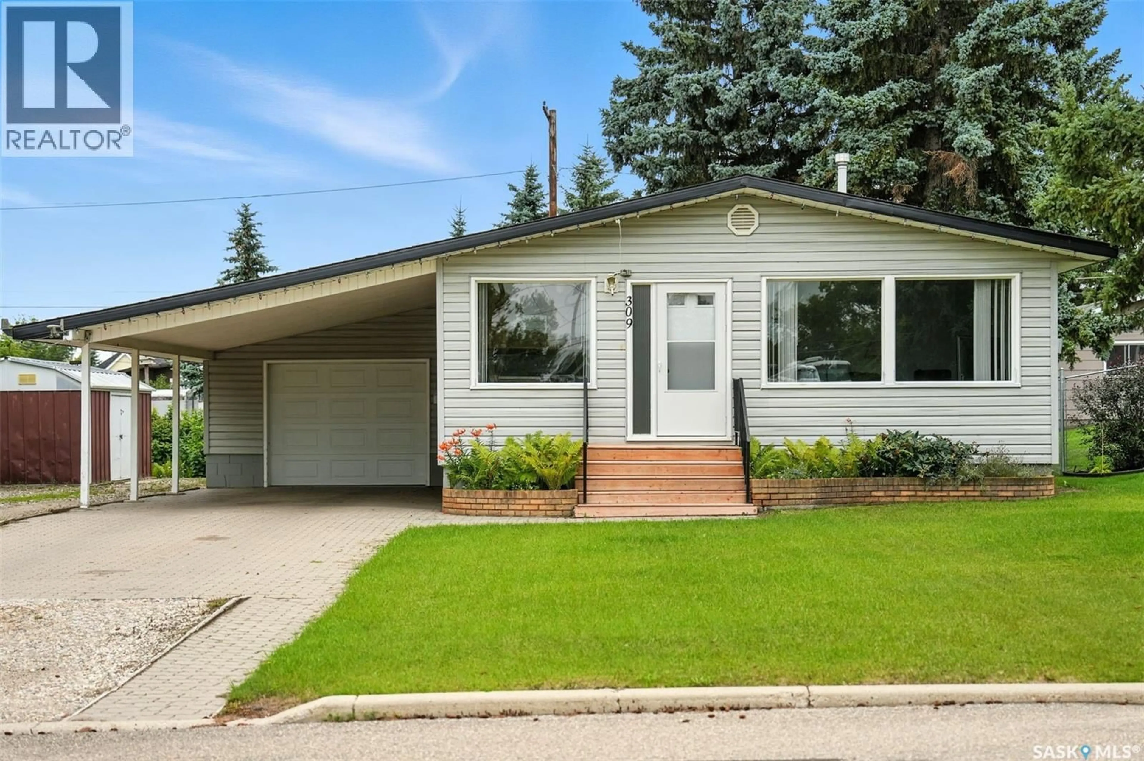 Home with vinyl exterior material, street for 309 5TH AVENUE, Watrous Saskatchewan S0K4T0