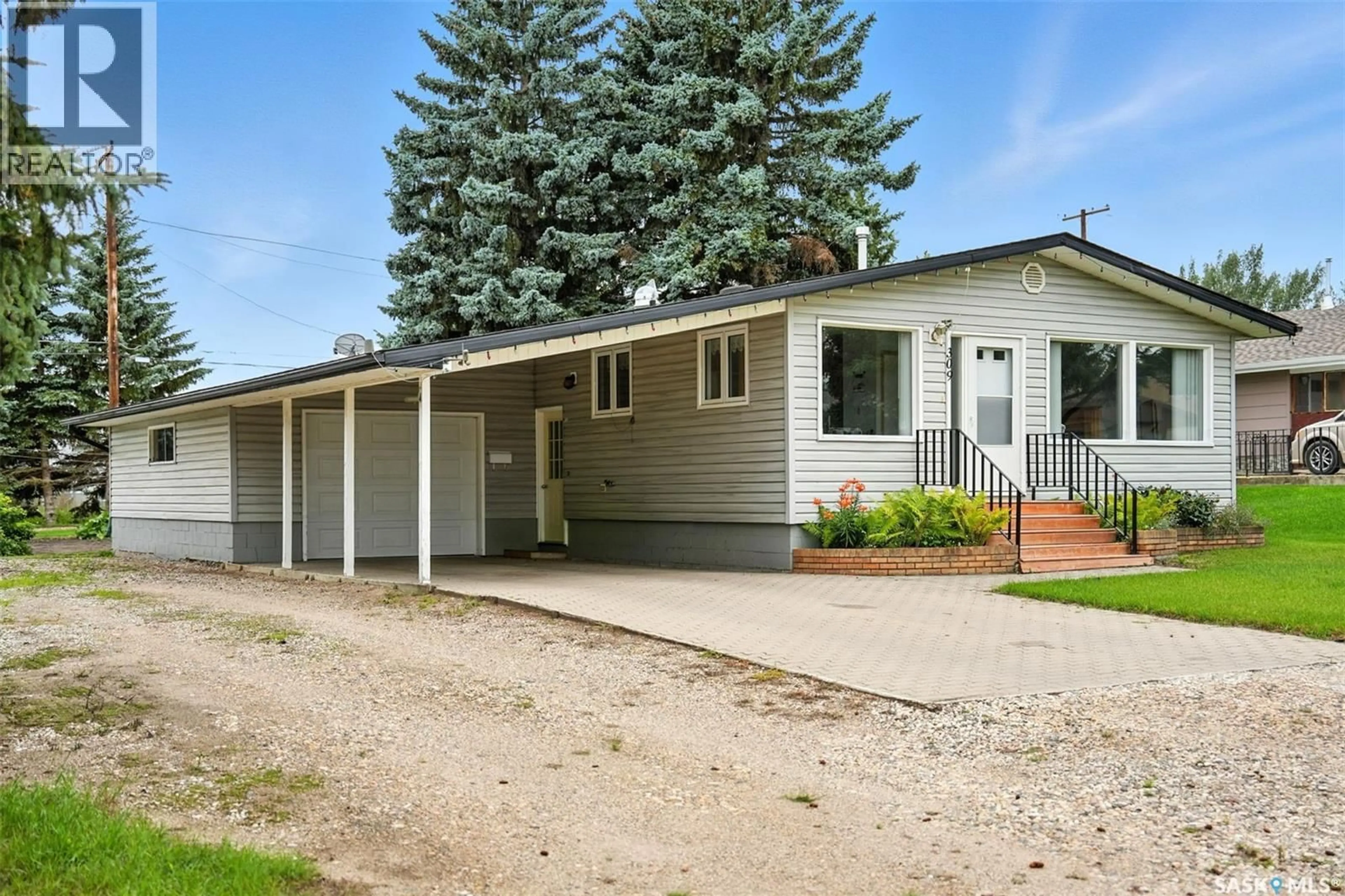 Home with vinyl exterior material, street for 309 5TH AVENUE, Watrous Saskatchewan S0K4T0