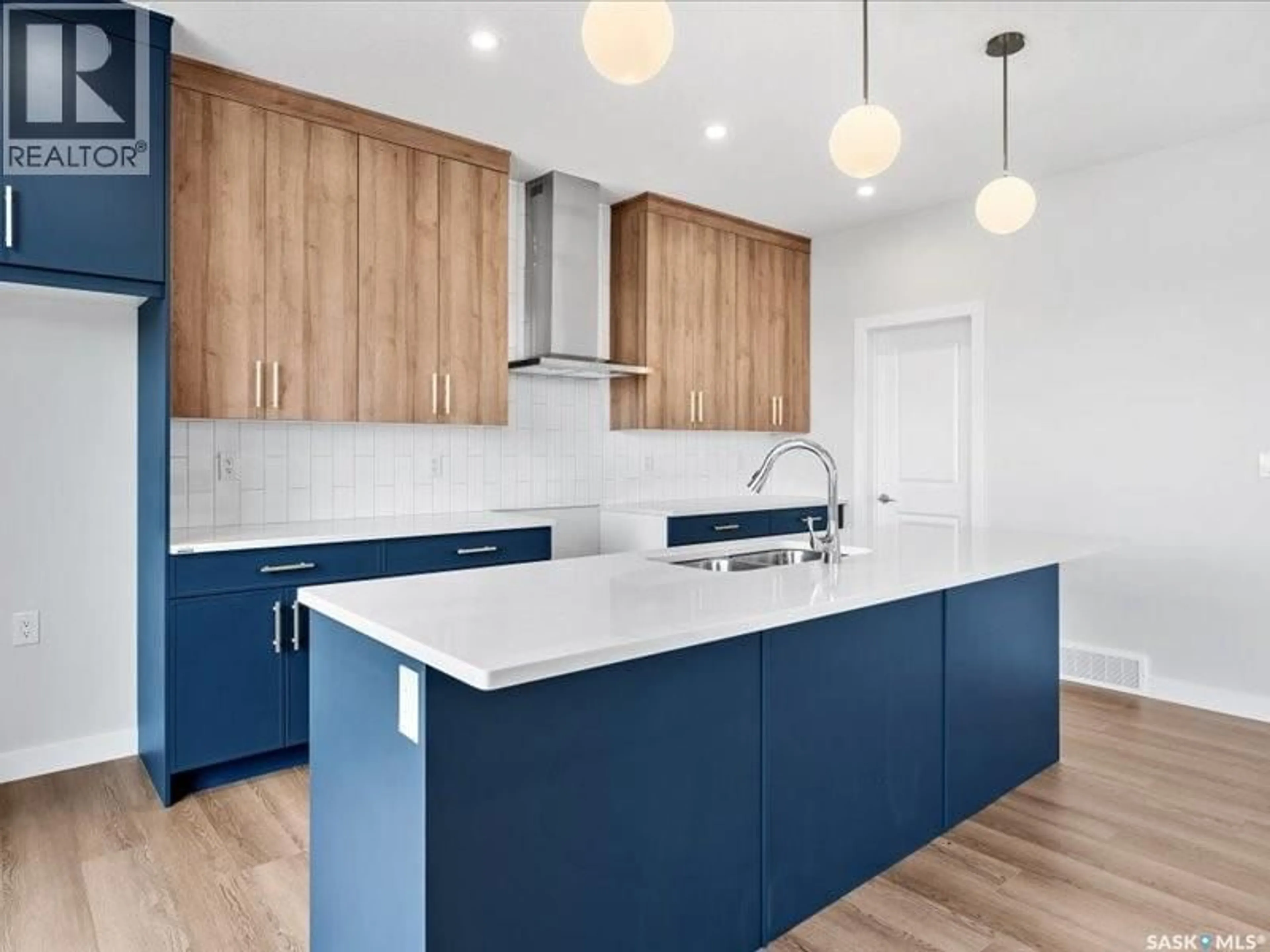 Contemporary kitchen, wood/laminate floor for 107 KATZ AVENUE, Saskatoon Saskatchewan S7V1S9