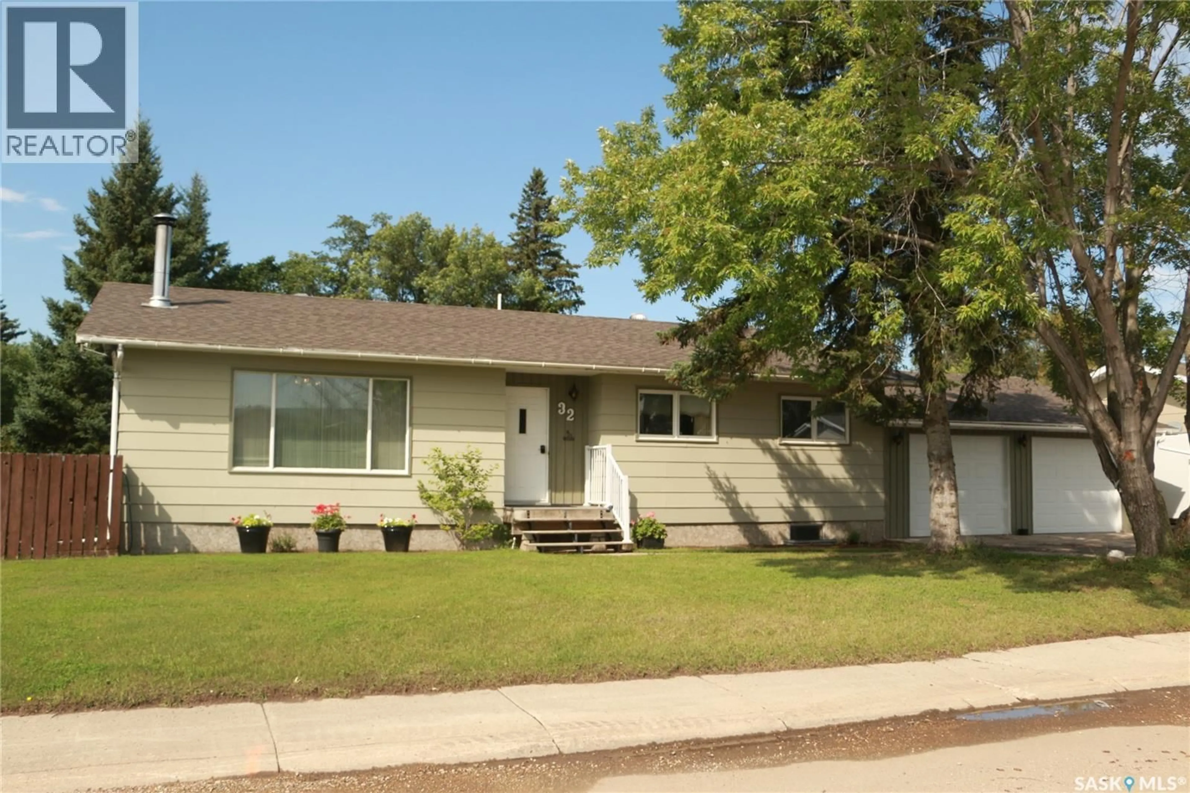Home with vinyl exterior material, street for 32 HOWARD CRESCENT, Lanigan Saskatchewan S0K2M0