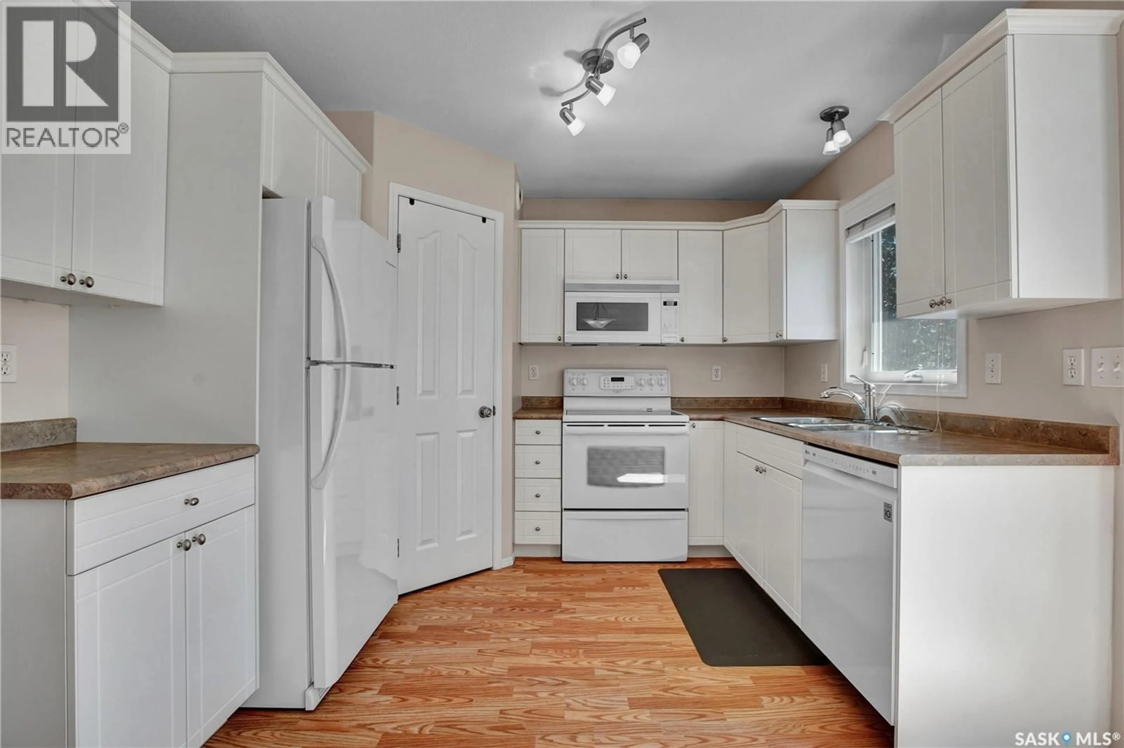 Standard kitchen, unknown for 522 KERR ROAD, Saskatoon Saskatchewan S7N4V3