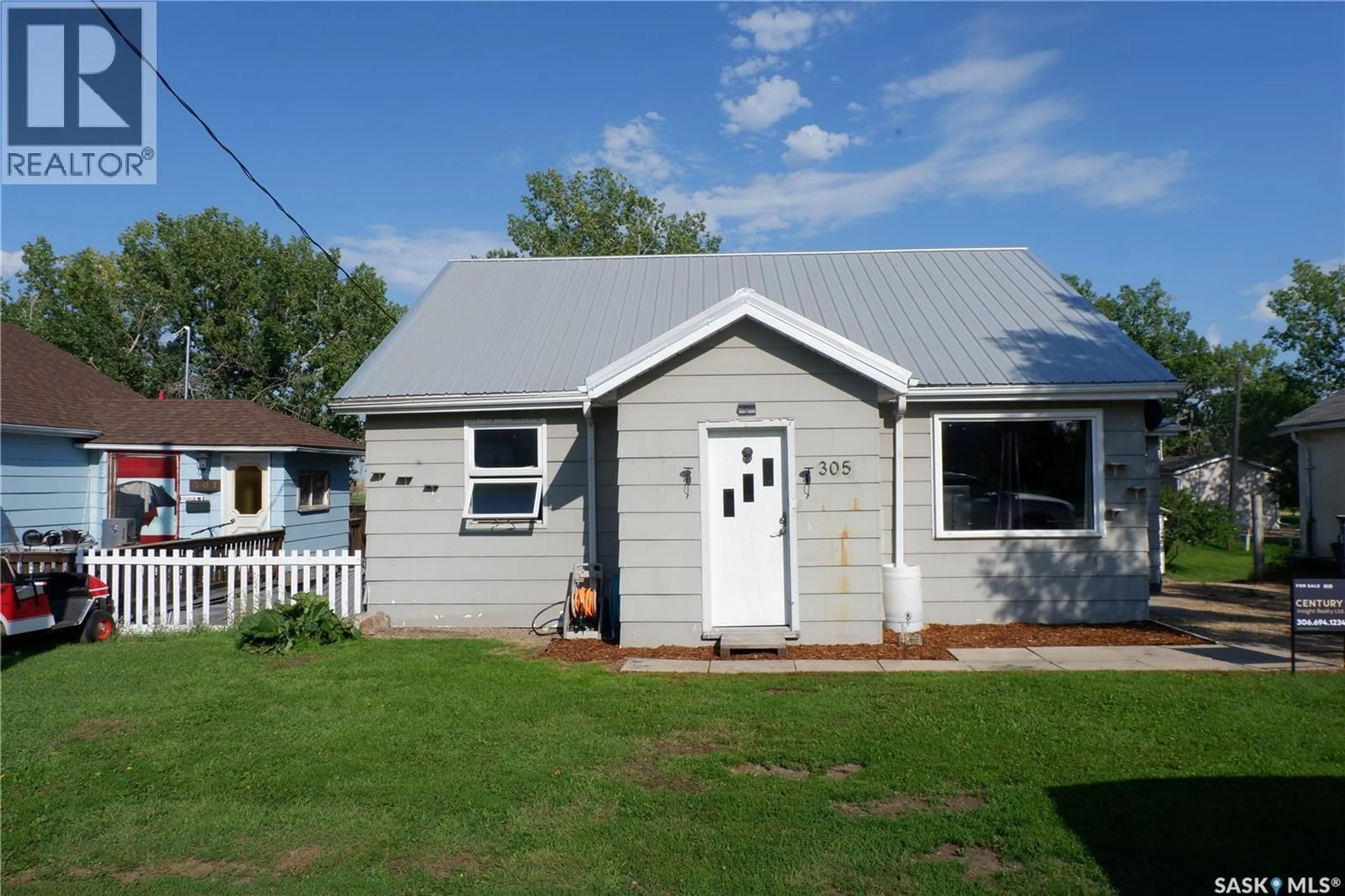 Home with vinyl exterior material, street for 305 1ST STREET, Mossbank Saskatchewan S0H3G0