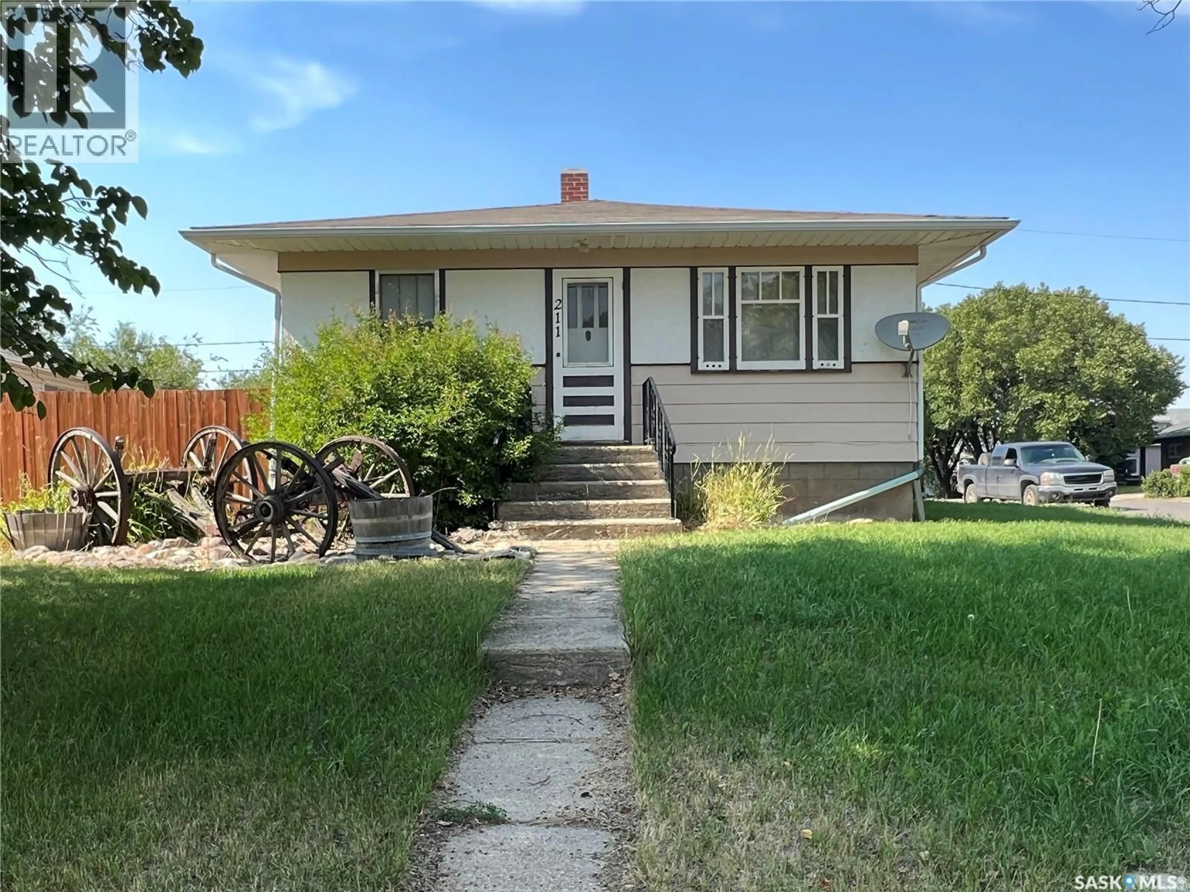 Home with vinyl exterior material, street for 211 6TH AVENUE, Shaunavon Saskatchewan S0N2M0