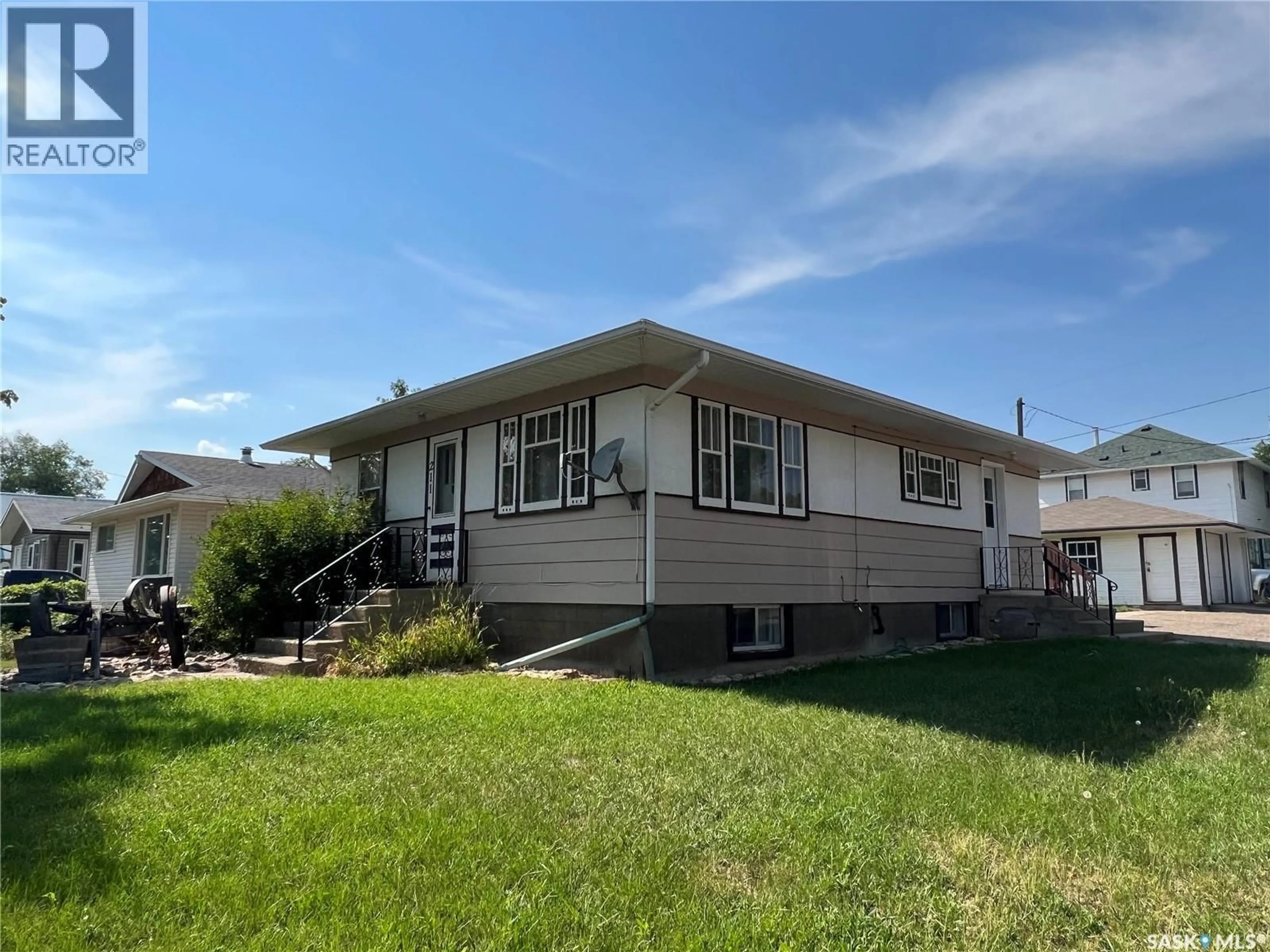 Home with vinyl exterior material, unknown for 211 6TH AVENUE, Shaunavon Saskatchewan S0N2M0